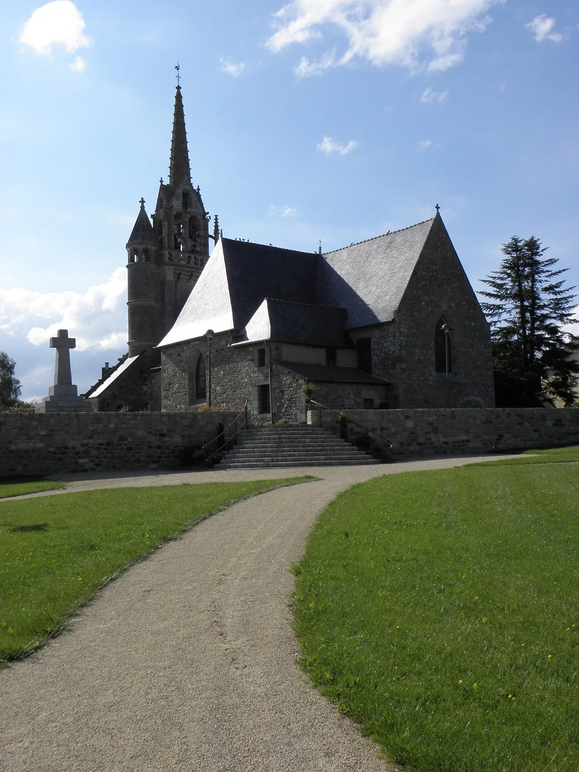 Photo showing: Chevet de l'église Saint-Tudin à Landujan (35).