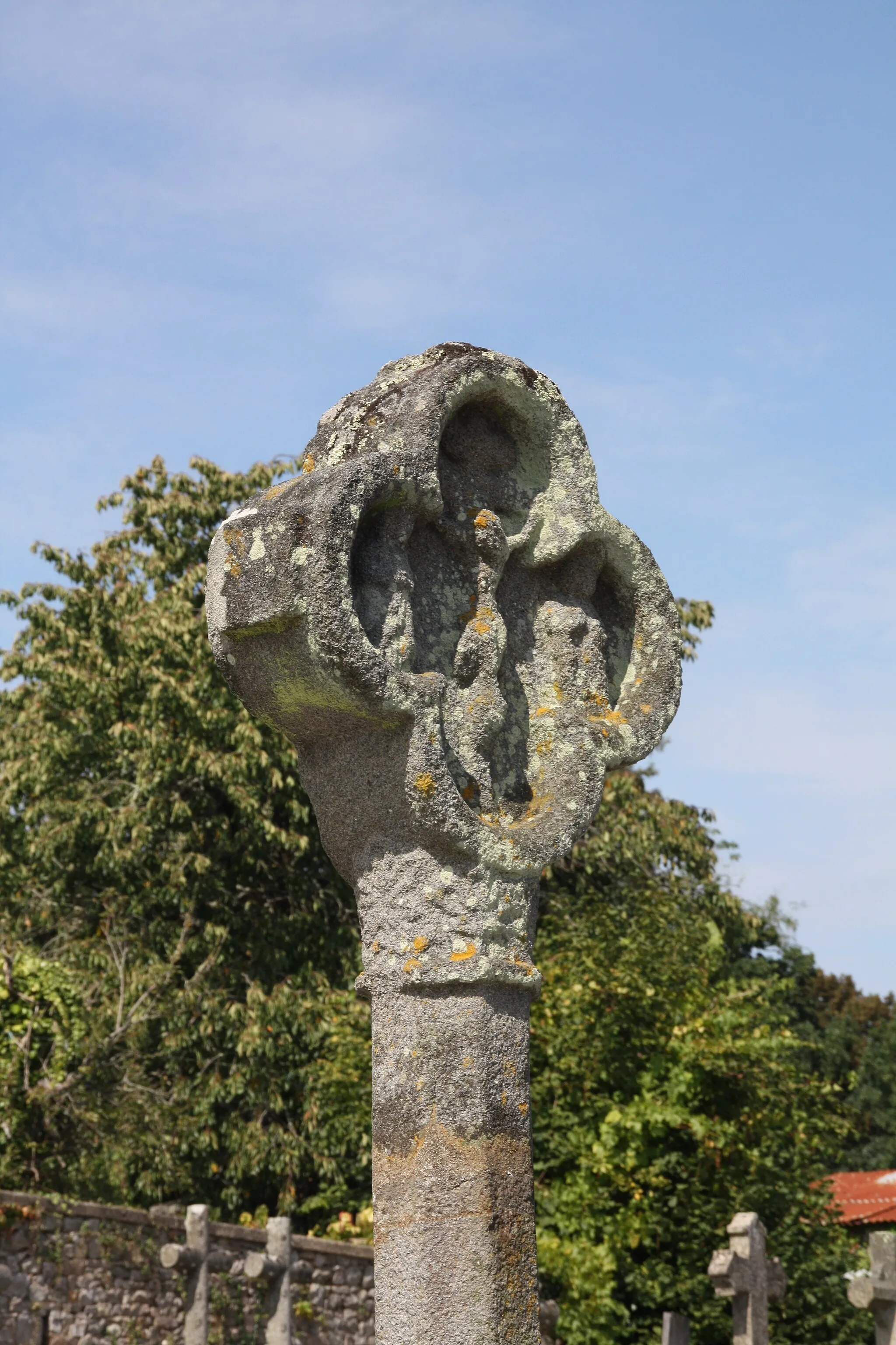 Photo showing: Croix quadrilobée du cimetière de Bain-de-Bretagne