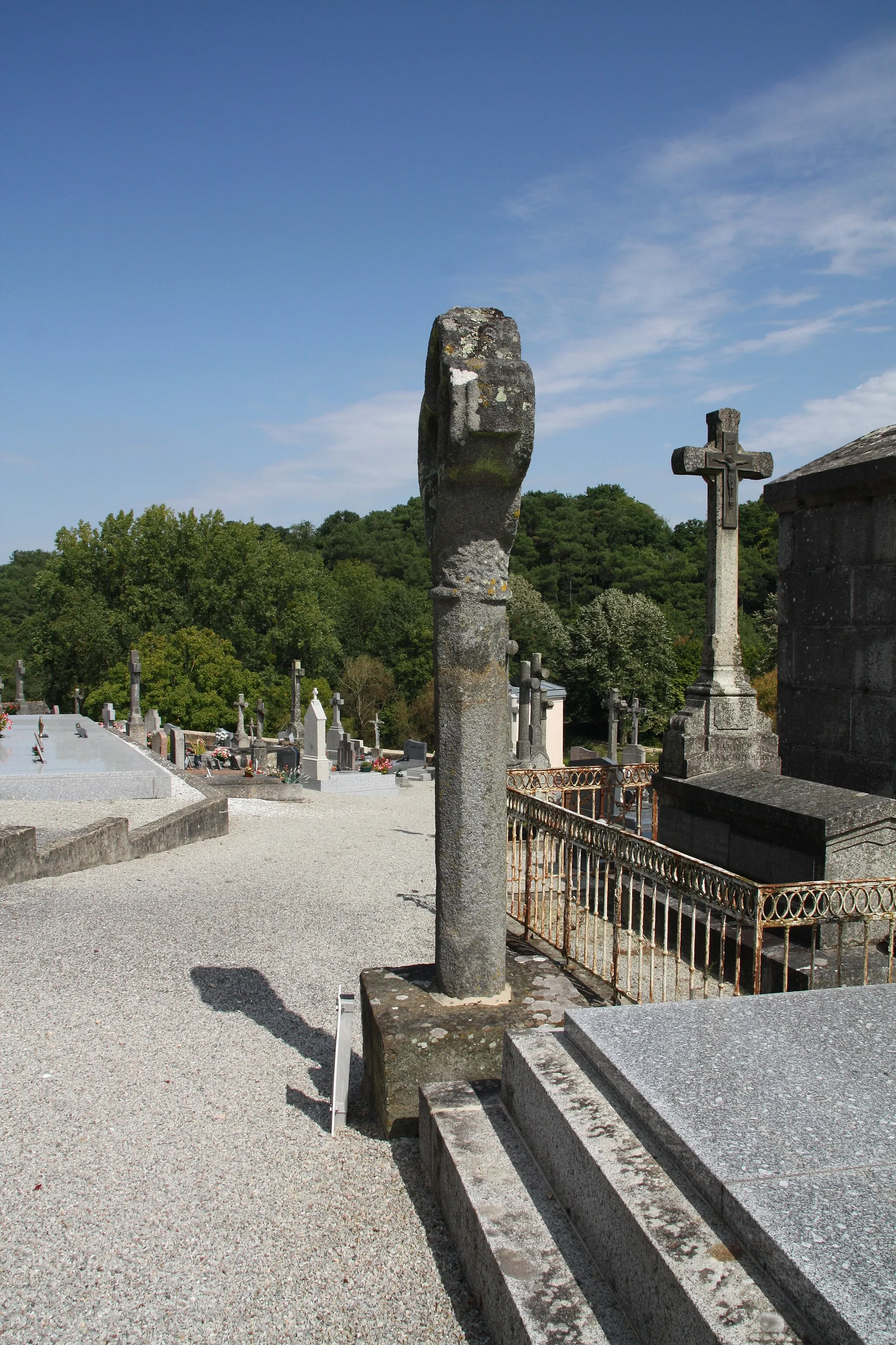 Photo showing: Croix quadrilobée du cimetière de Bain-de-Bretagne
