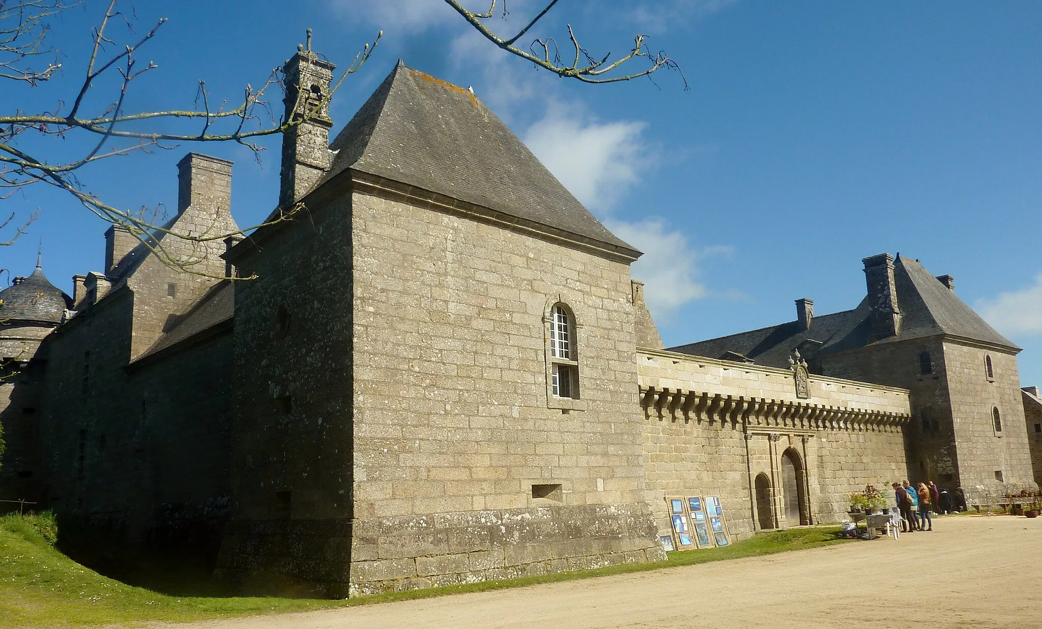 Photo showing: Château de Kergroadès : la cour intérieure et le puits.