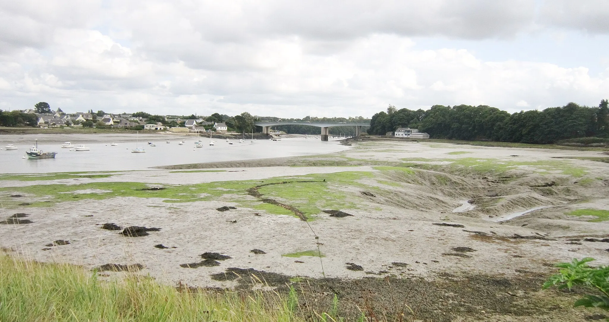 Photo showing: Le pont de la Corde sur la Penzé vu de la pointe de Saint-Yves à la limite sud de la commune de Saint-Pol-de-Léon (à droite de la photographie la commune de Plouénan, à gauche, celle de Henvic).