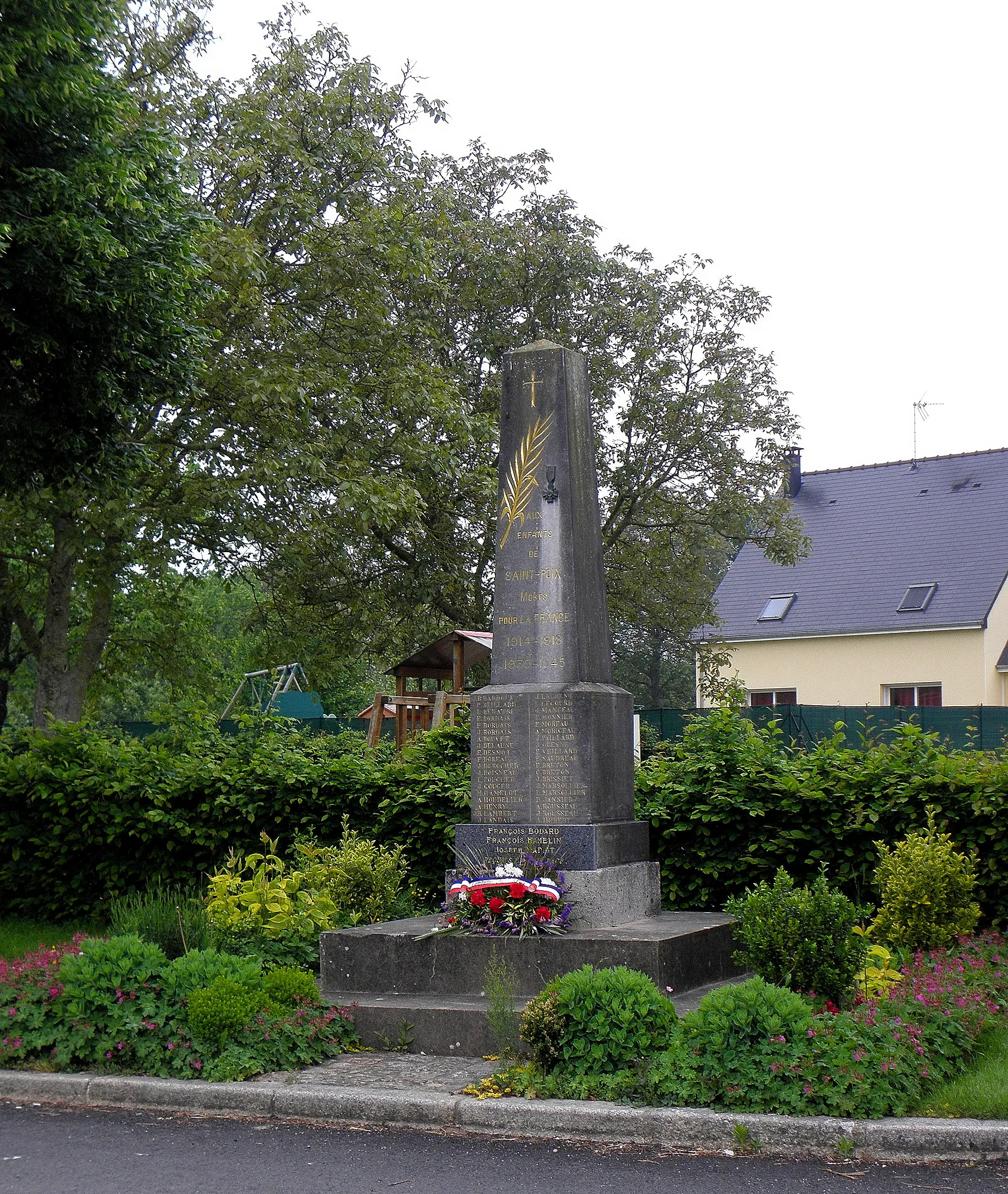 Photo showing: Monument aux morts de Saint-Poix (53).