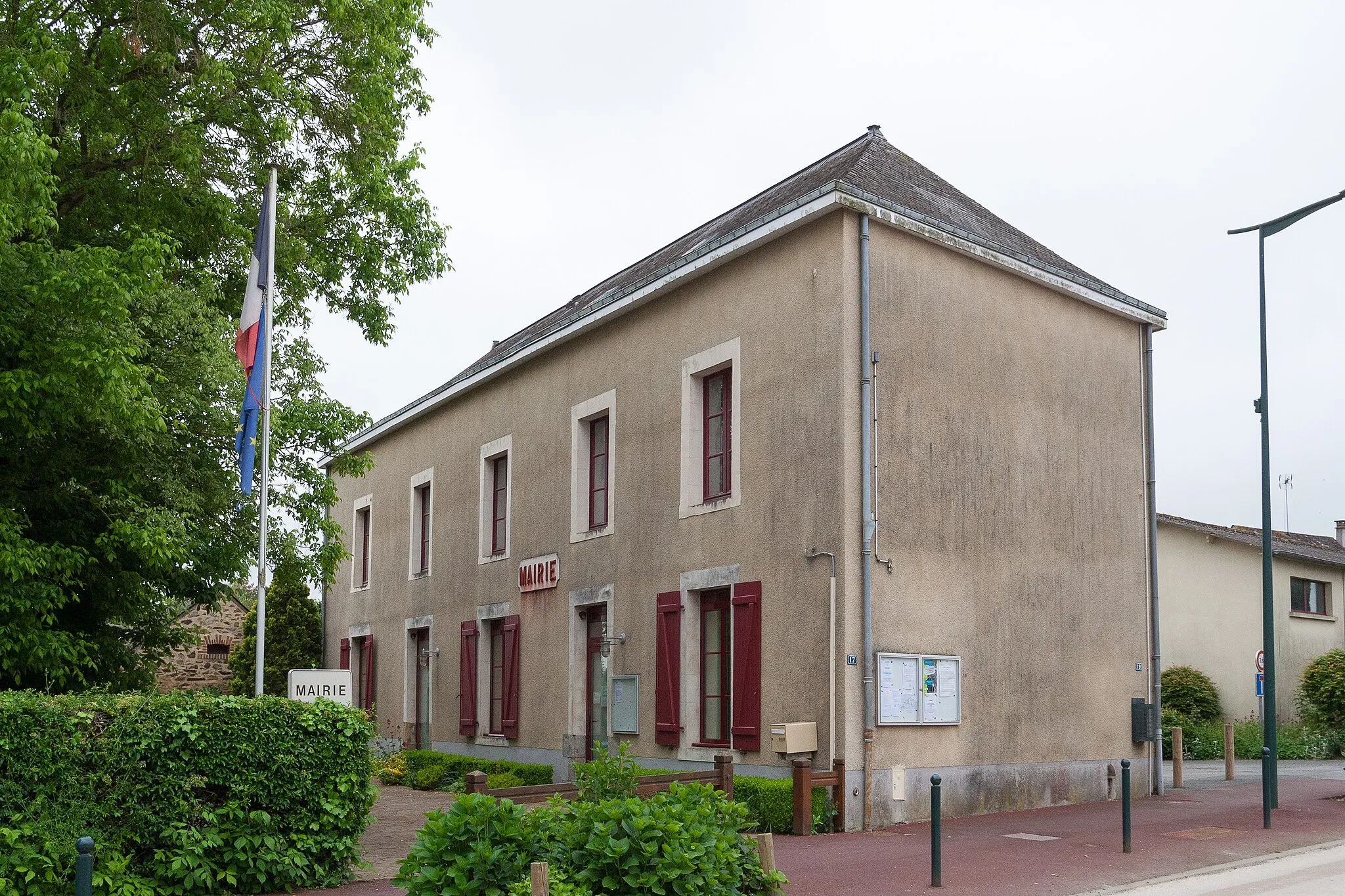 Photo showing: Town hall of Saint-Poix.