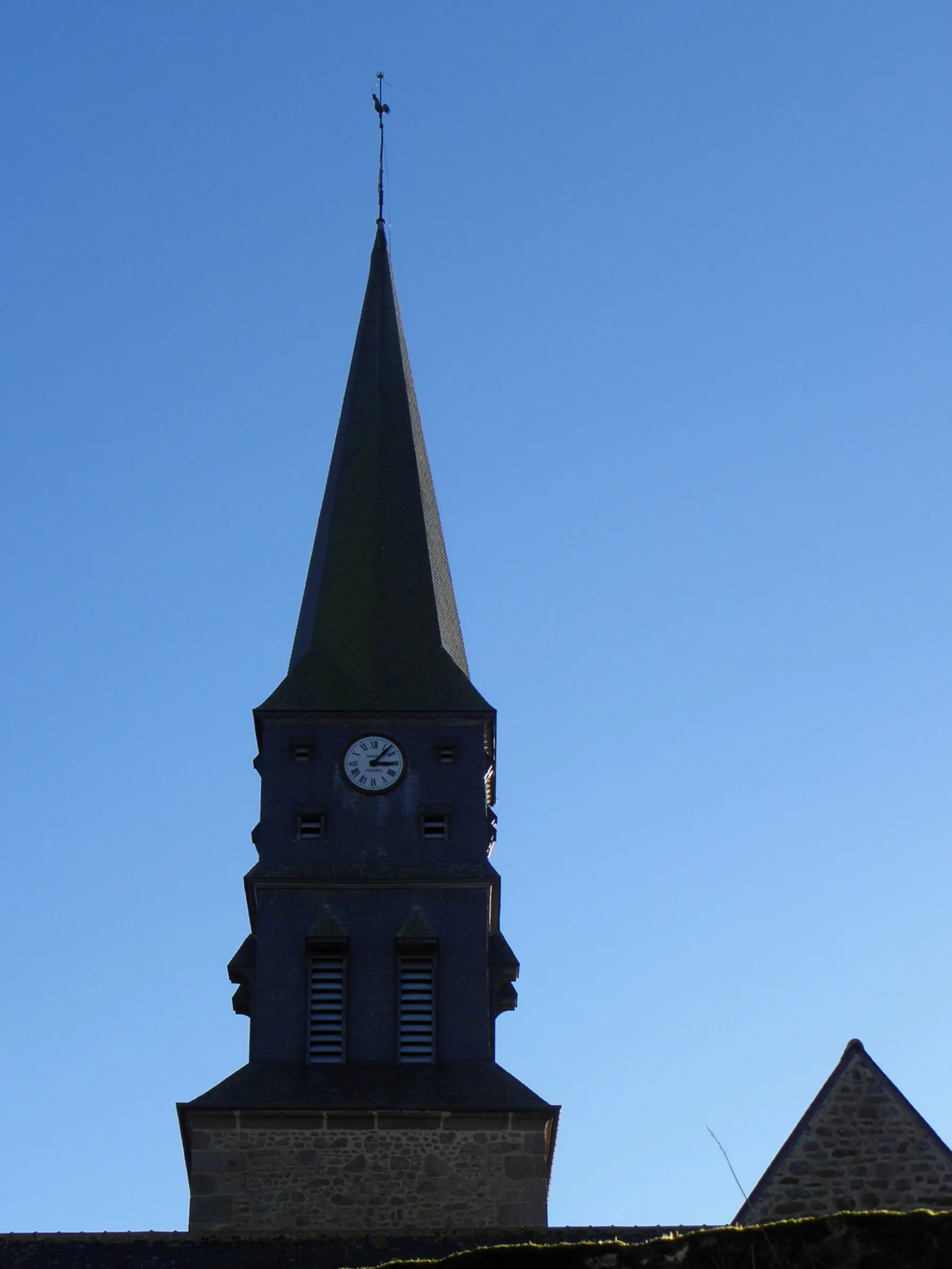 Photo showing: Extérieur de l'église Sainte-Anne de Romagné (35). Beffroi et flèche du clocher.