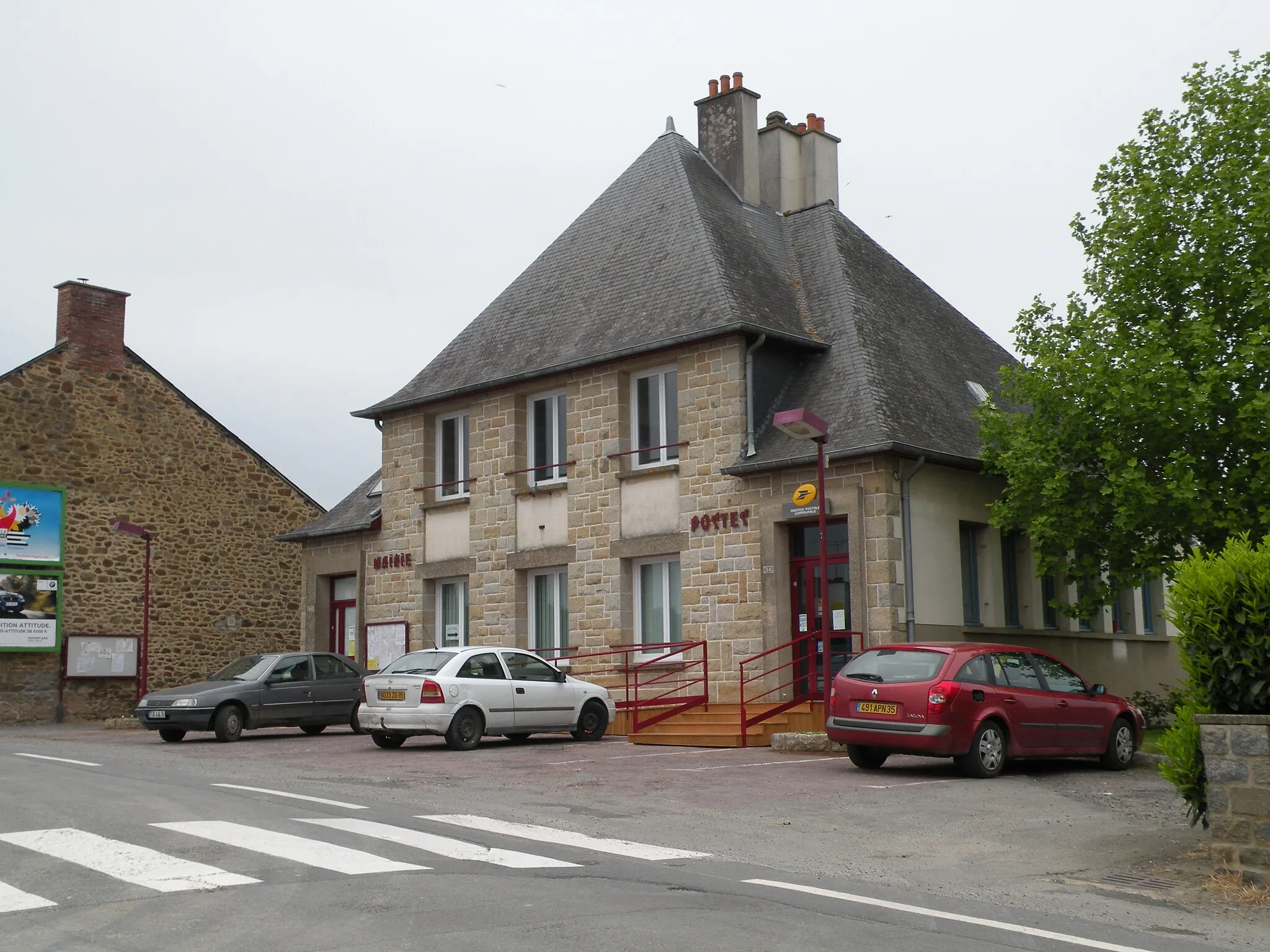 Photo showing: Town hall and post office of Guipel.