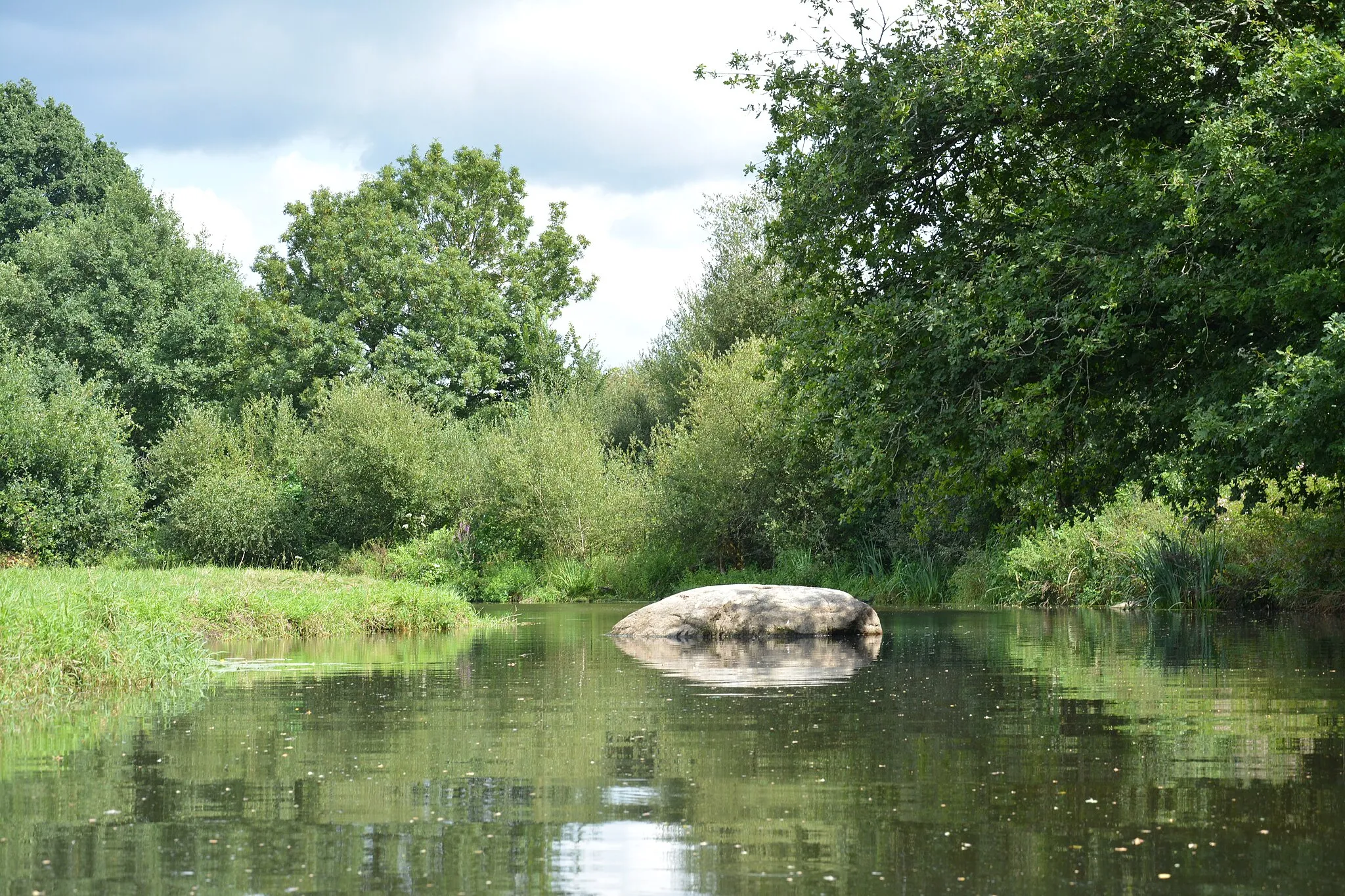 Photo showing: River Loch (upstream of the river Auray). Landscape and banks of the river on a section open to kayak canoes (rented from the Moulin de Treuroux, located in Brech in the « Bourg of Brec'h", between the towns of Plumergat, Sainte -Anne-d'Auray and Pluvigner., In the department of Morbihan in Brittany, in the West of France) about 1.5 km (3 km round trip) on a calm water classified level 1 (easy). The old parts from the mill « Moulin de Treuroux » date back to the 16th century. This mill stopped producing flour in 1957 and still has two wheels.