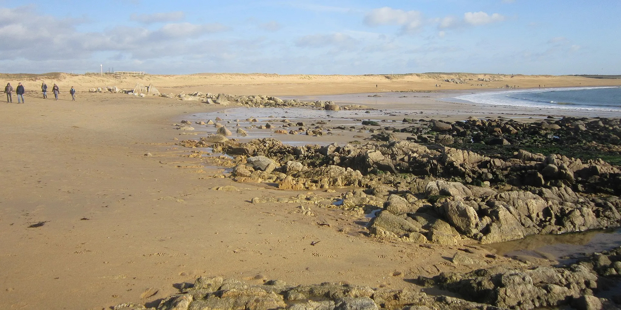 Photo showing: Erdeven : la plage de Kerouriec vue depuis la Pointe de la Roche Sèche.