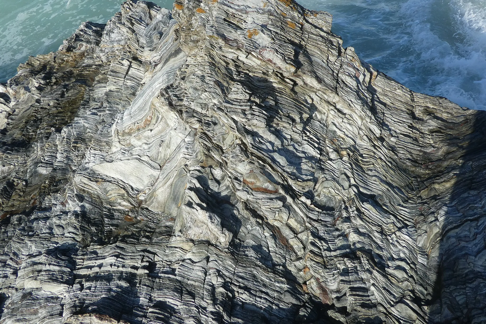 Photo showing: Strates de tuf et de quartz à Bordardoué