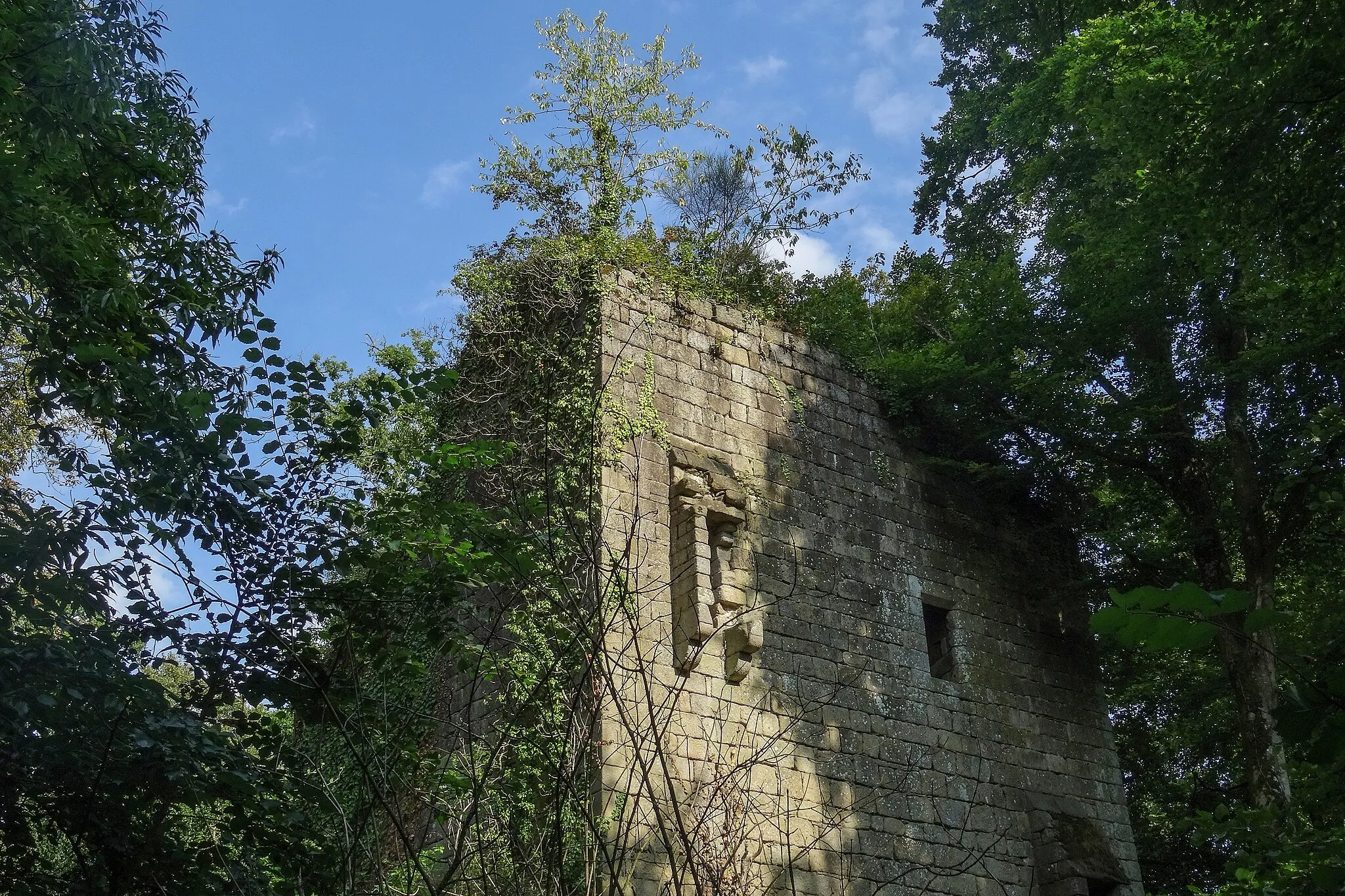 Photo showing: Le donjon du château de La Roche-Montbourcher (Cuguen, 35)