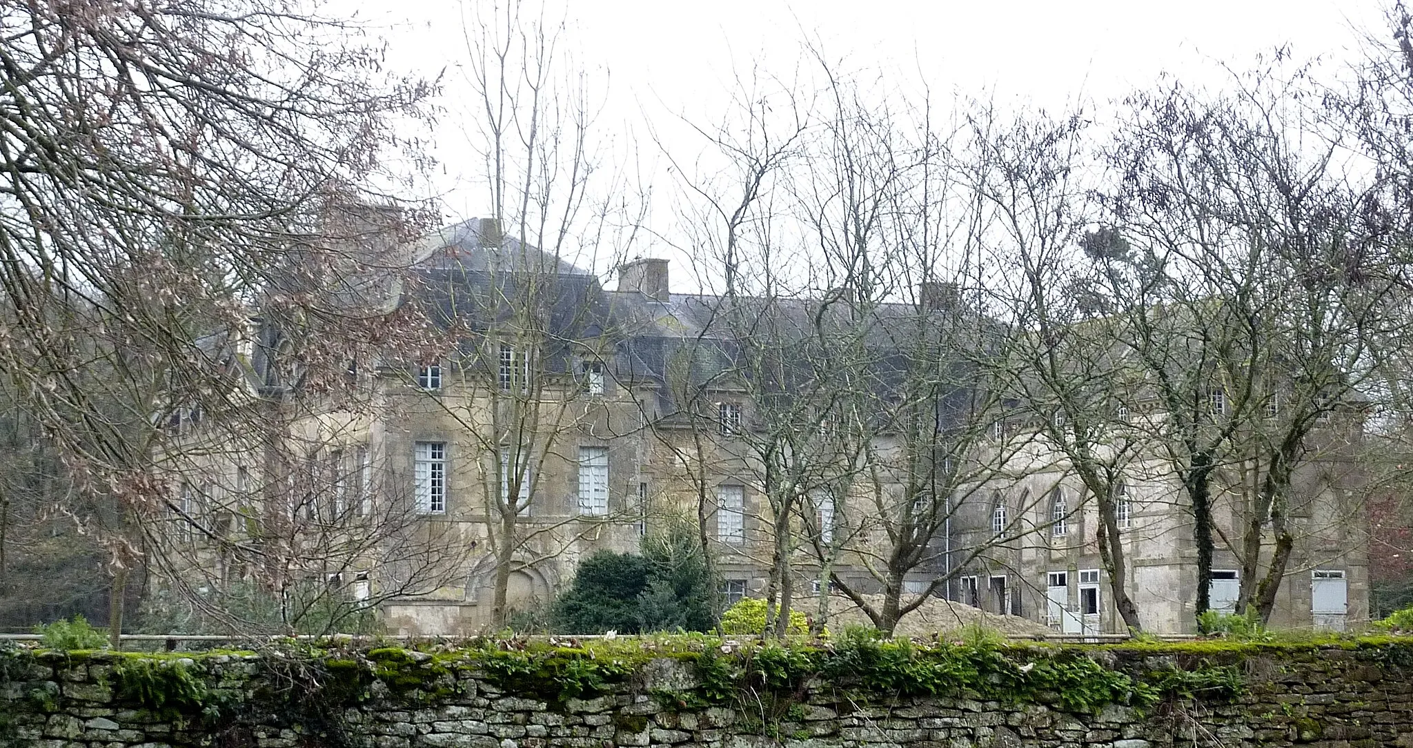 Photo showing: Hennebont ː l'ancienne abbaye Notre-Dame de la Joie vue depuis le chemin de halage du Blavet (GR 341).