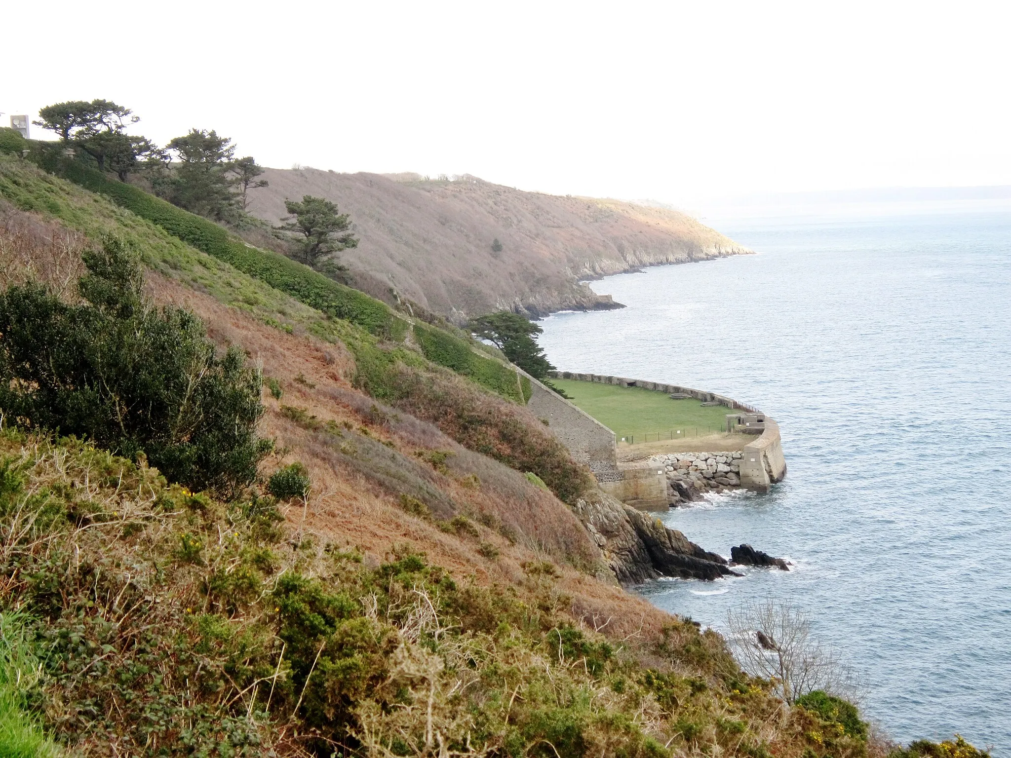 Photo showing: Les falaises à proximité du fort du Mengant.