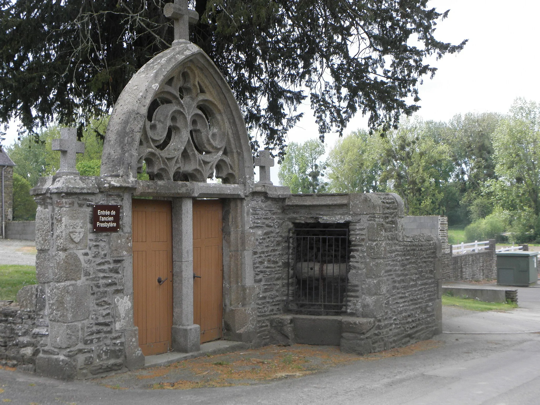 Photo showing: Portail de l'ancien presbytère de Montanel (50).