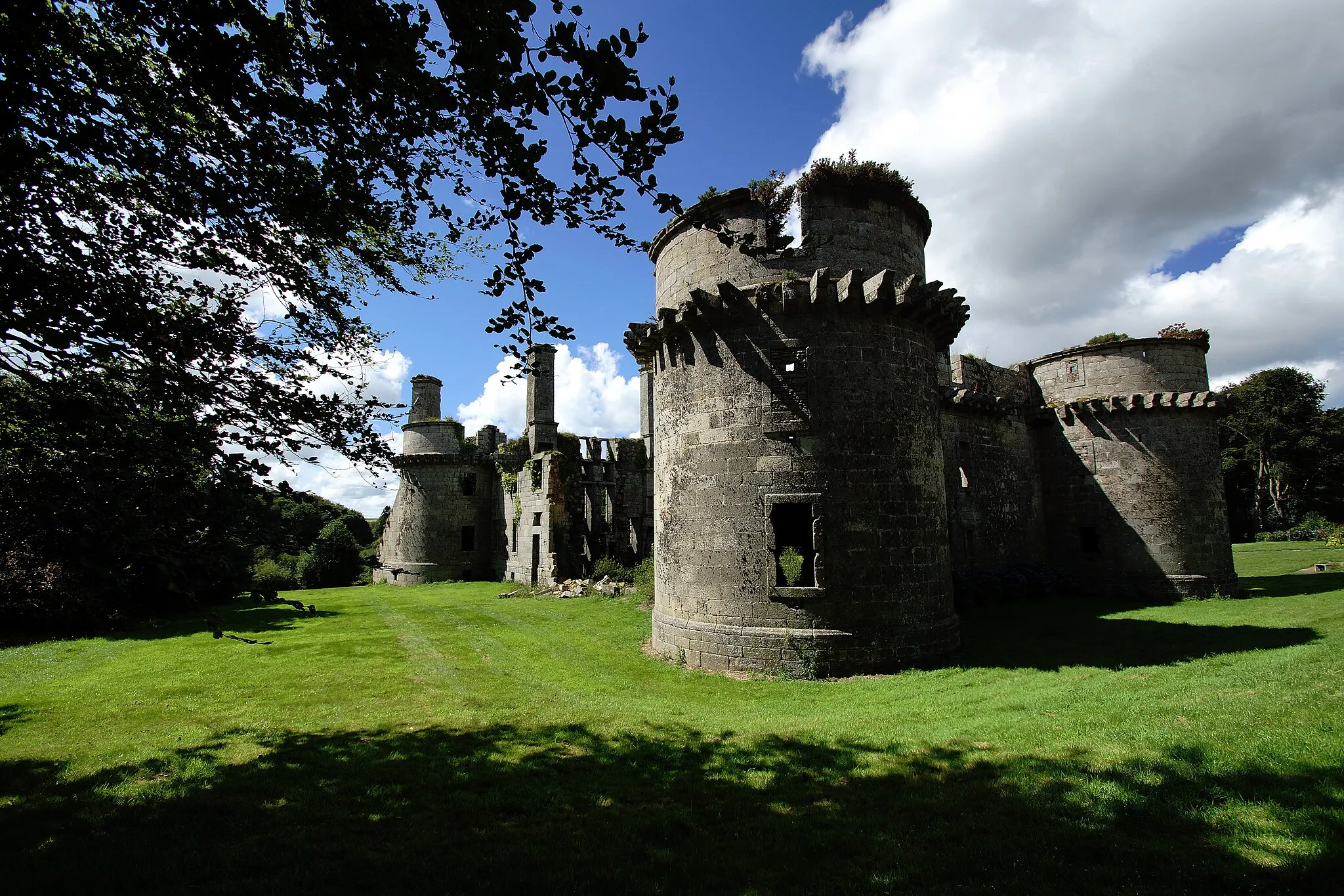 Photo showing: Vue des ruines du château depuis la route.