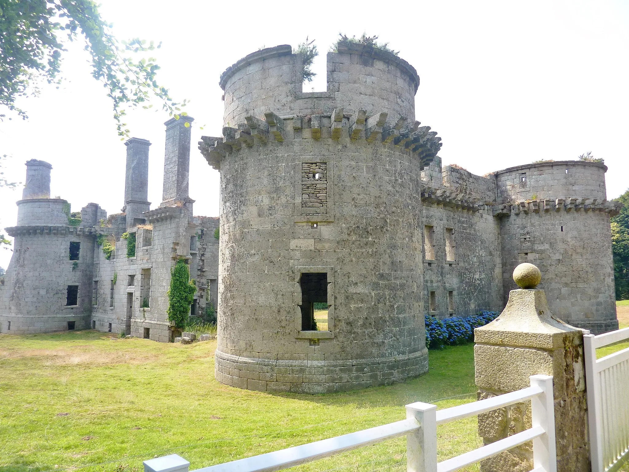 Photo showing: Le château de Kergournadech ː vue d'ensemble.