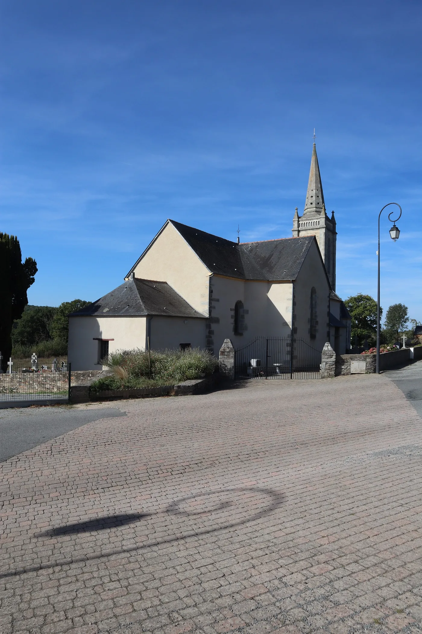 Photo showing: Église Saint-Quentin de Saint-Ganton (35). Chevet et flanc nord.