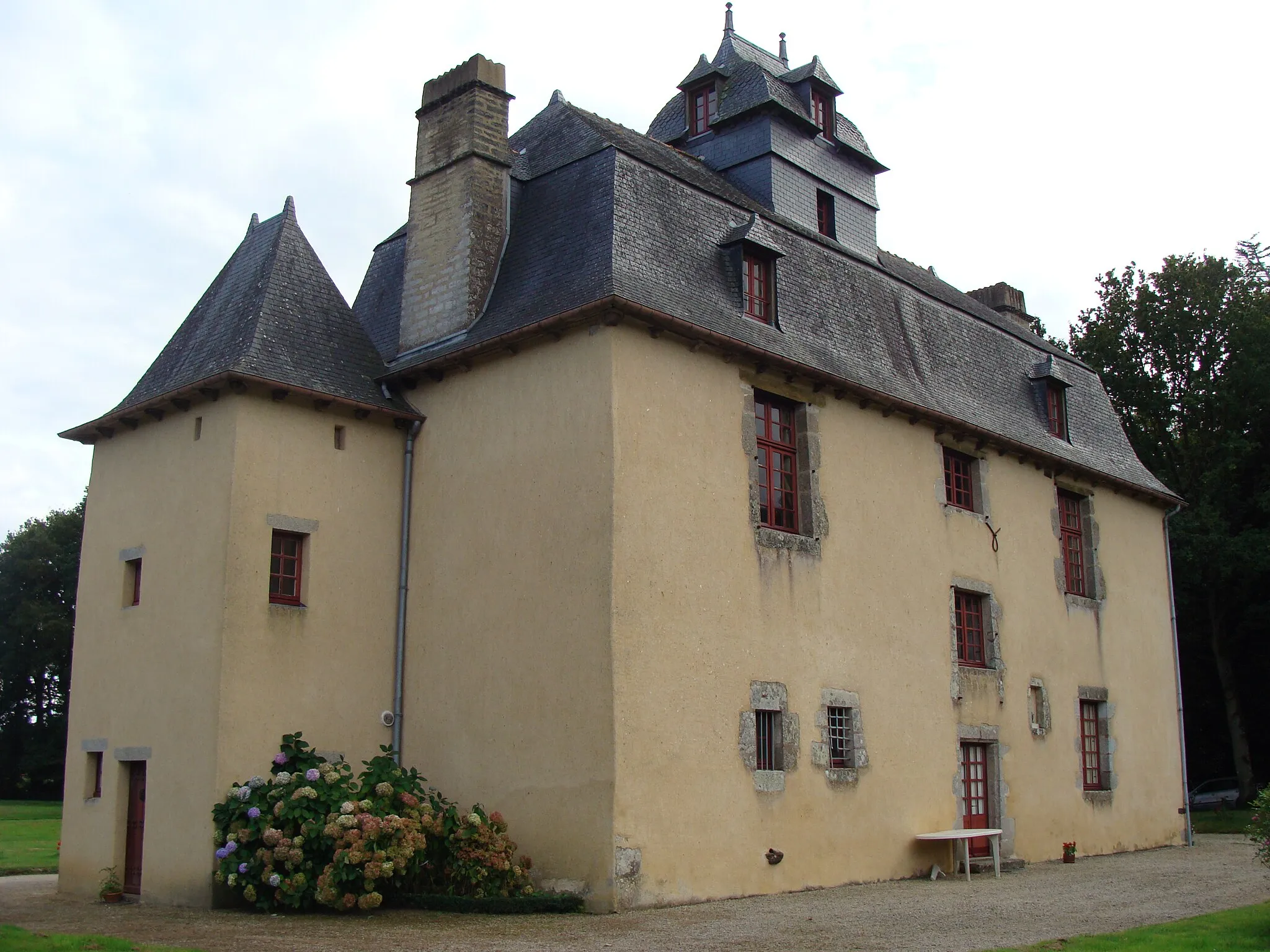 Photo showing: This building is indexed in the base Mérimée, a database of architectural heritage maintained by the French Ministry of Culture, under the reference PA35000025 .