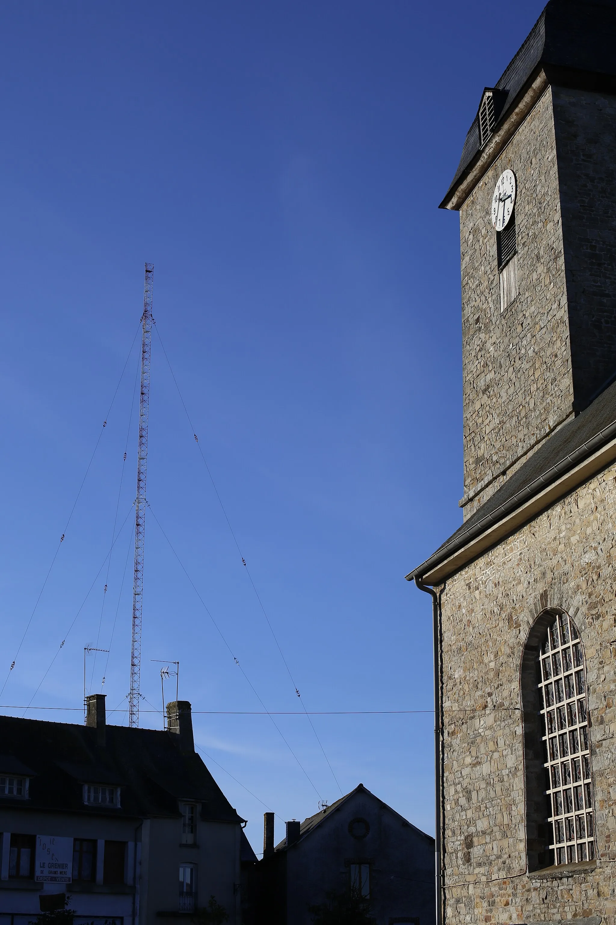 Photo showing: Church and antenna mast of Thourie.