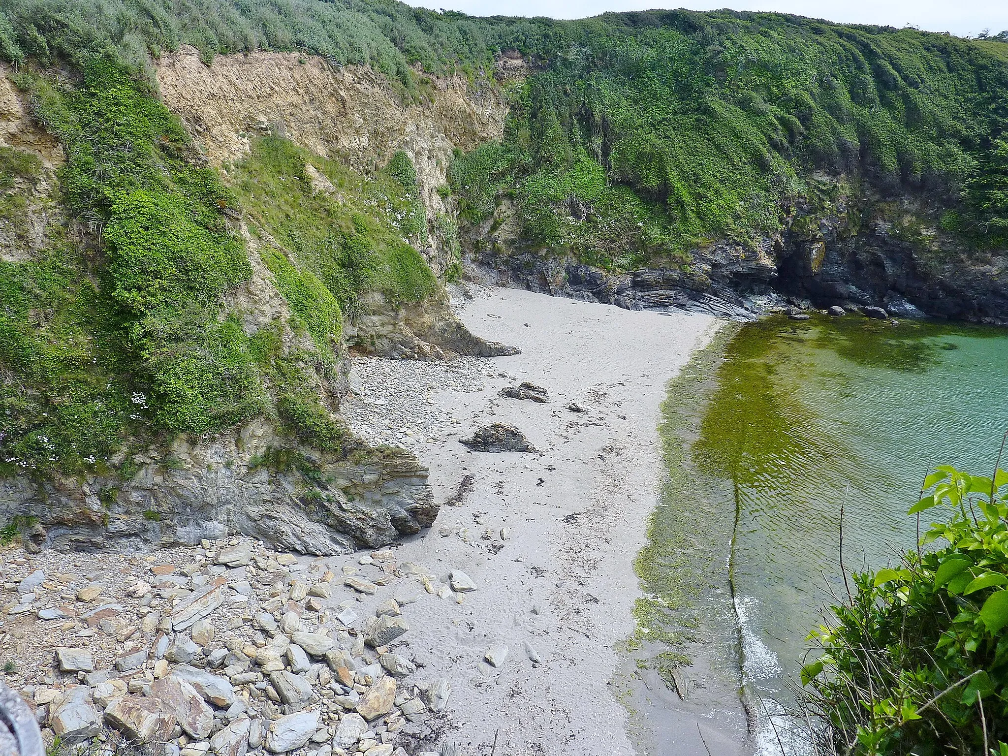 Photo showing: Argol : falaises et grève difficilement accessible près de la pointe de Keric.