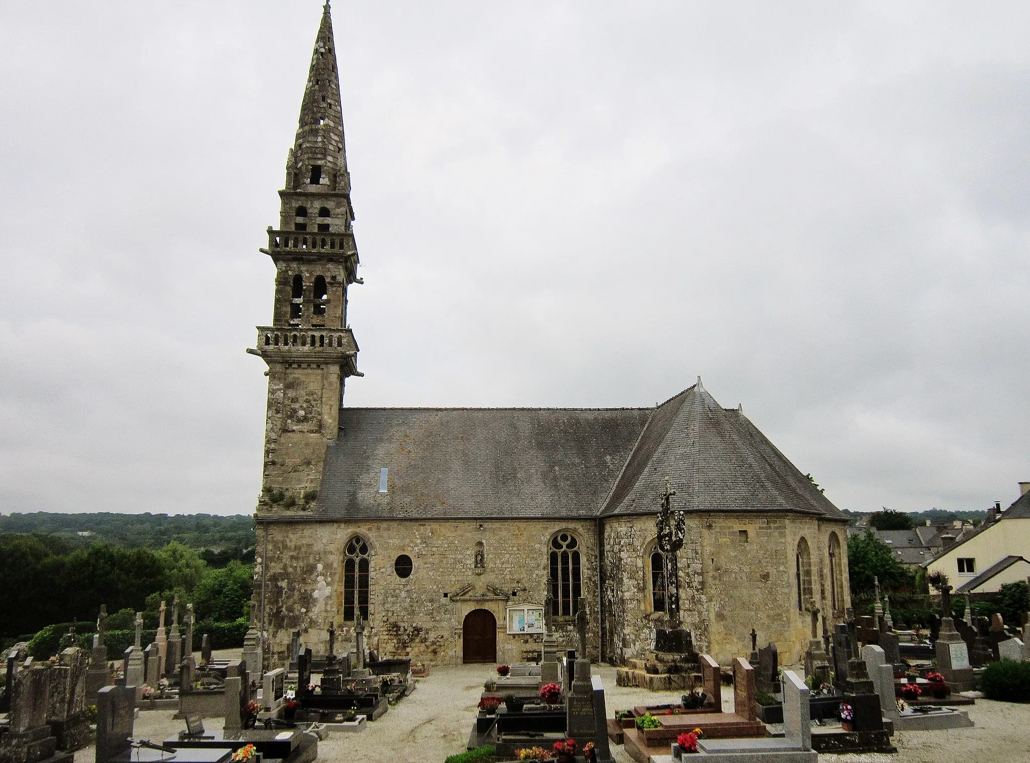 Photo showing: Saint-Urbain (Finistère) : l'église paroissiale Saint-Urbain et le cimetière autour de l'église.
