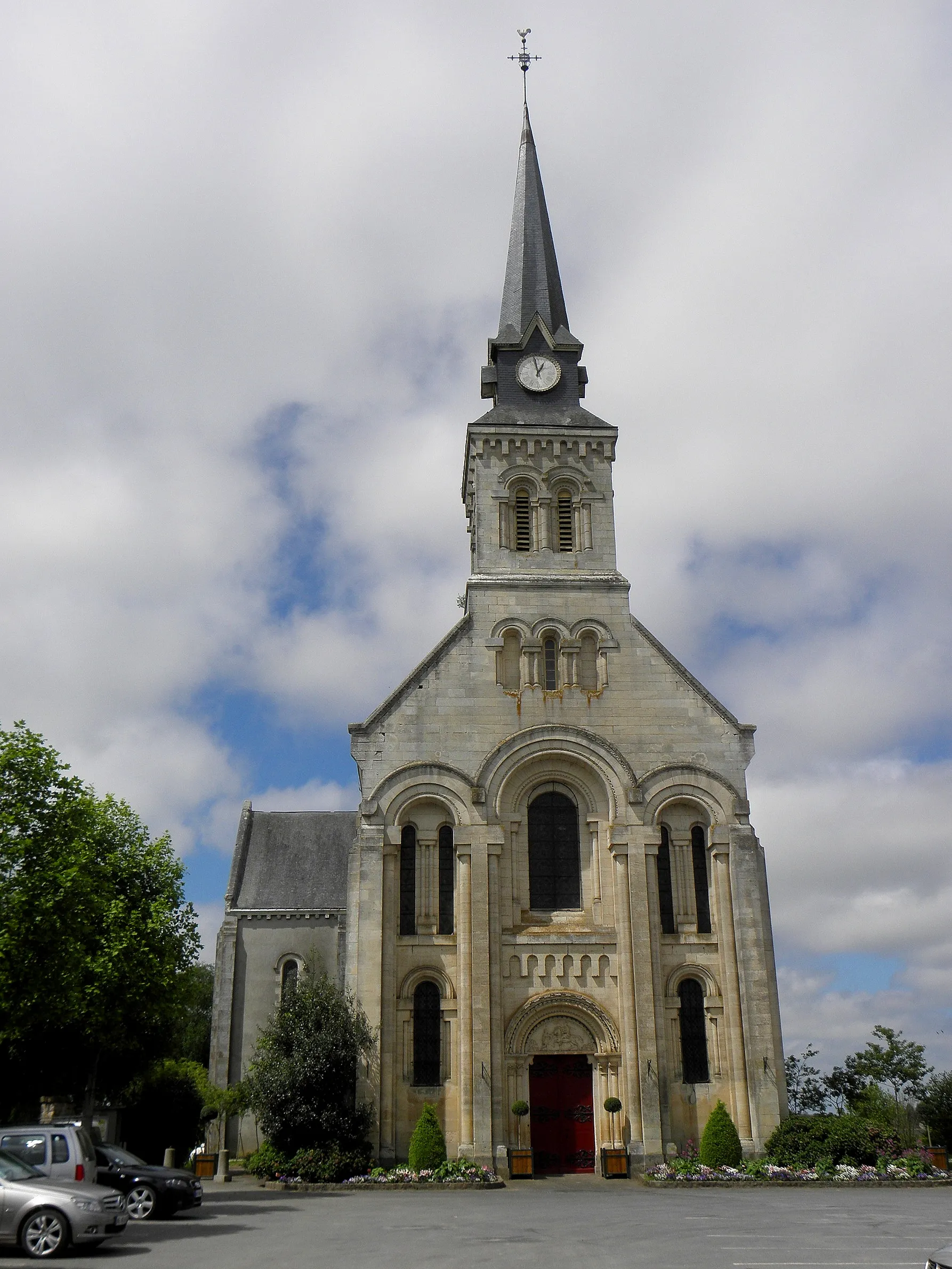 Photo showing: Église Saint-Martin de Juvigné (53). Façade principale.