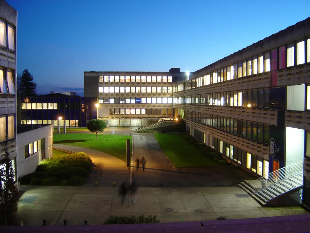 Photo showing: View of building B, D and amphitheater Chateaubriand University of Rennes 2.
The buildings were built by Louis Arretche for the creation of campus Villeajean.