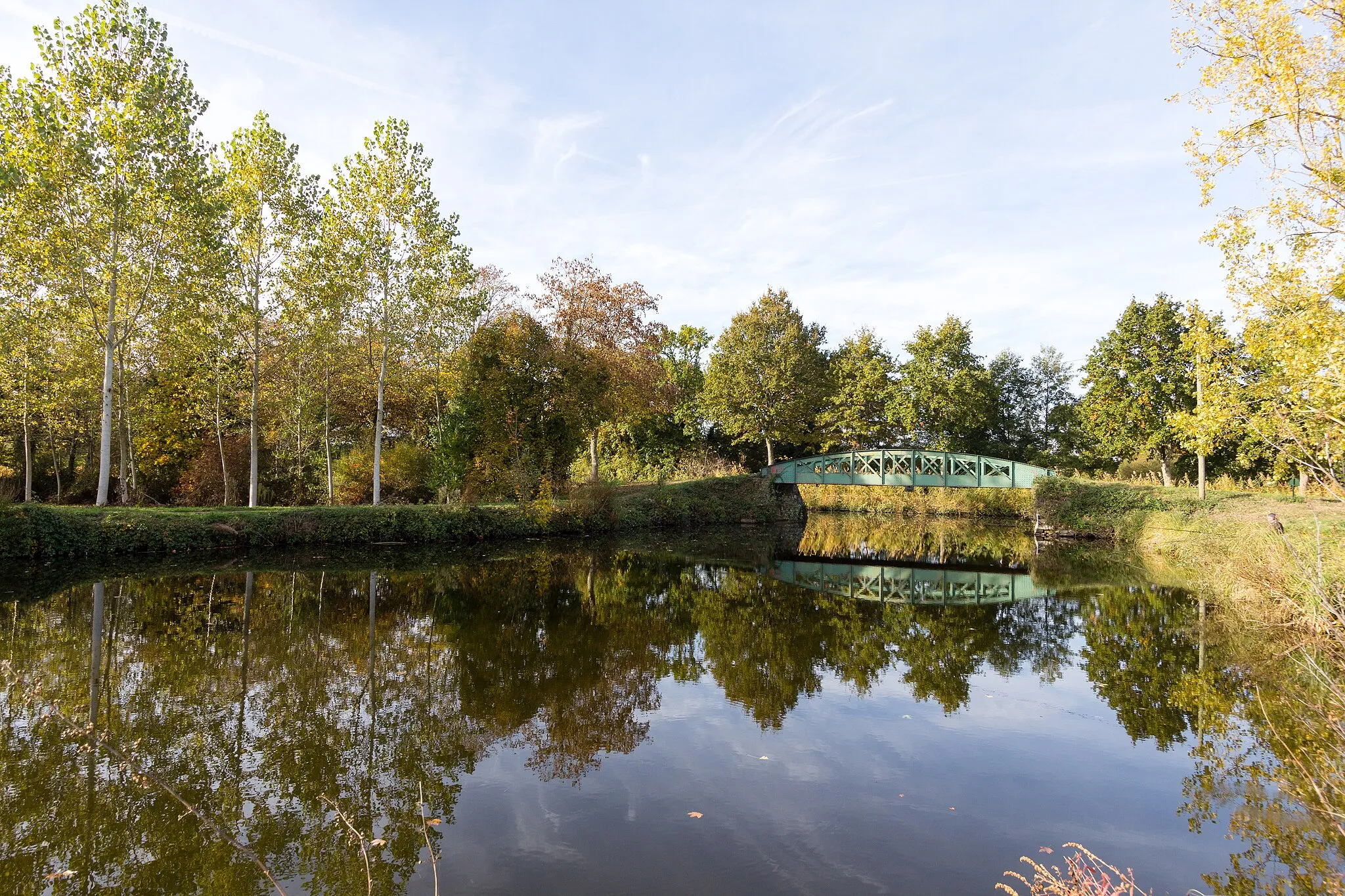 Photo showing: Entrée du bief du moulin de Charbonnière (Saint-Grégoire, France).