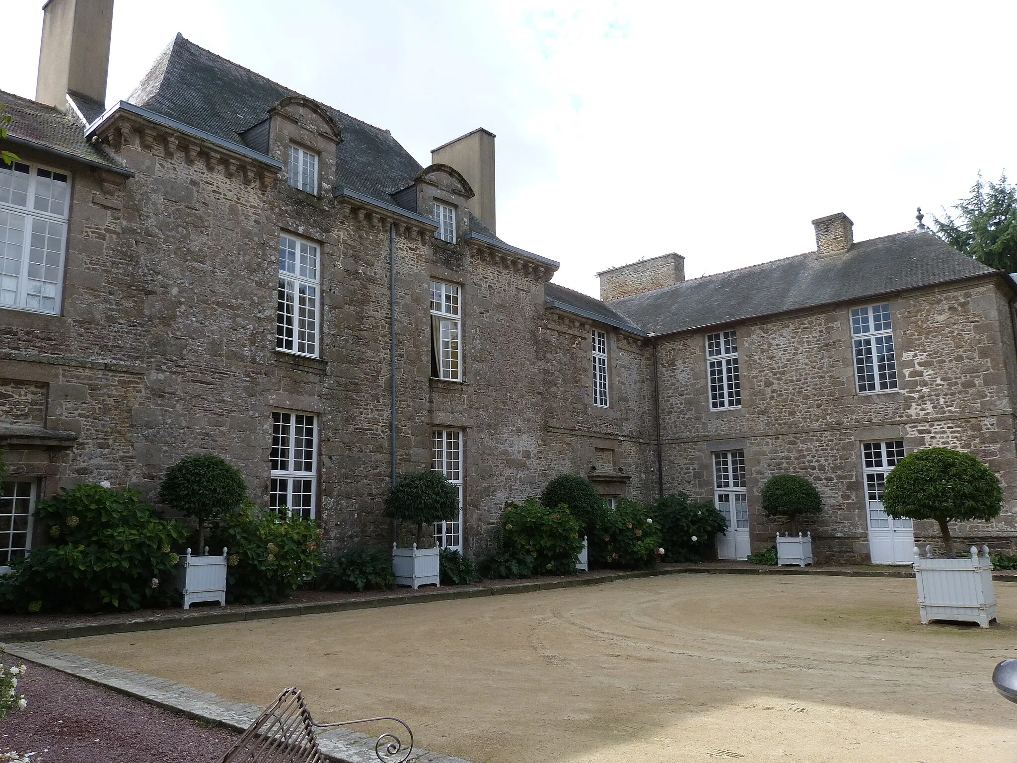 Photo showing: Cour d'honneur du château de la Ballue avec la façade nord du corps de logis central et son aile ouest