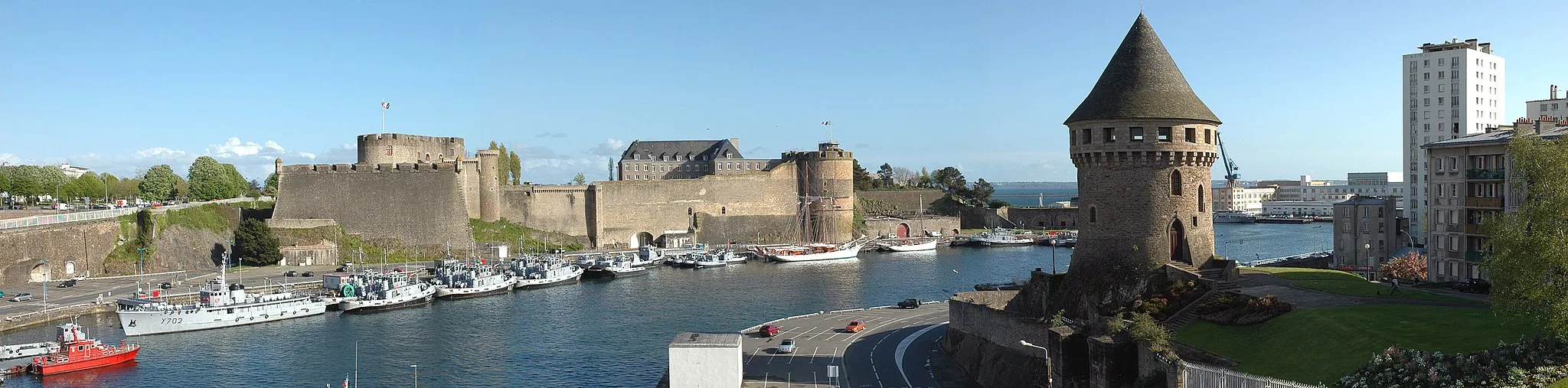 Photo showing: Brest - Vue du pont de Recouvrance à gauche le château, à droite la Tour Tanguy