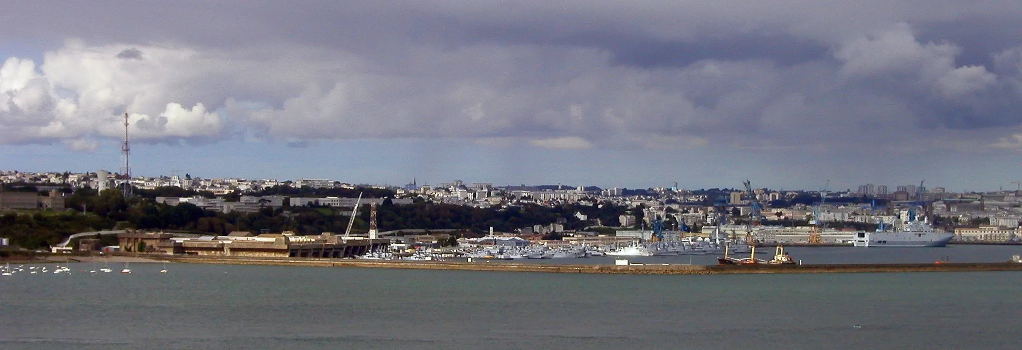 Photo showing: Le port de Brest vu de la pointe des Espagnols