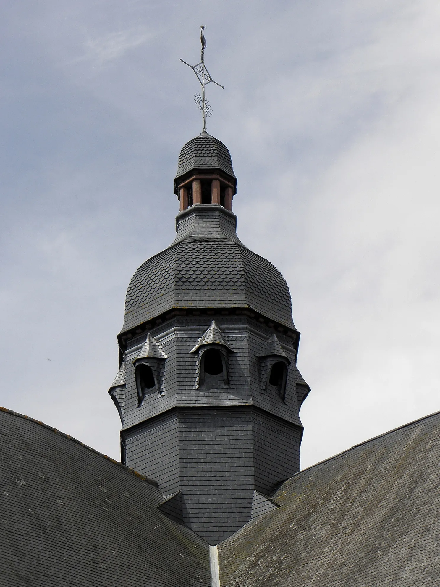 Photo showing: Église Saint-Martin de Fleurigné (35). Clocher à la jonction du croisillon sud et du chœur.