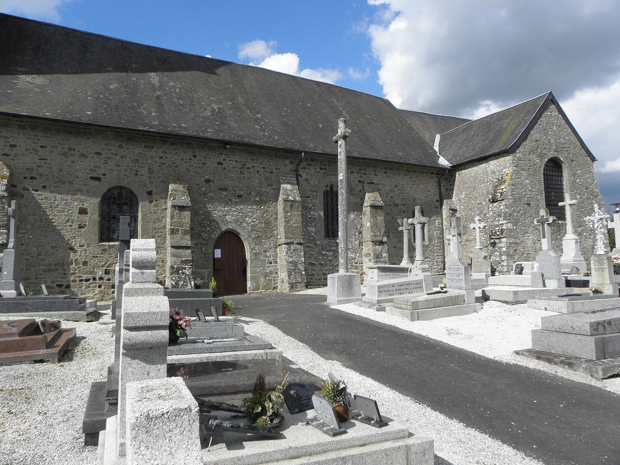 Photo showing: Église Saint-Pierre de Dompierre-du-Chemin (35). Vue méridionale.