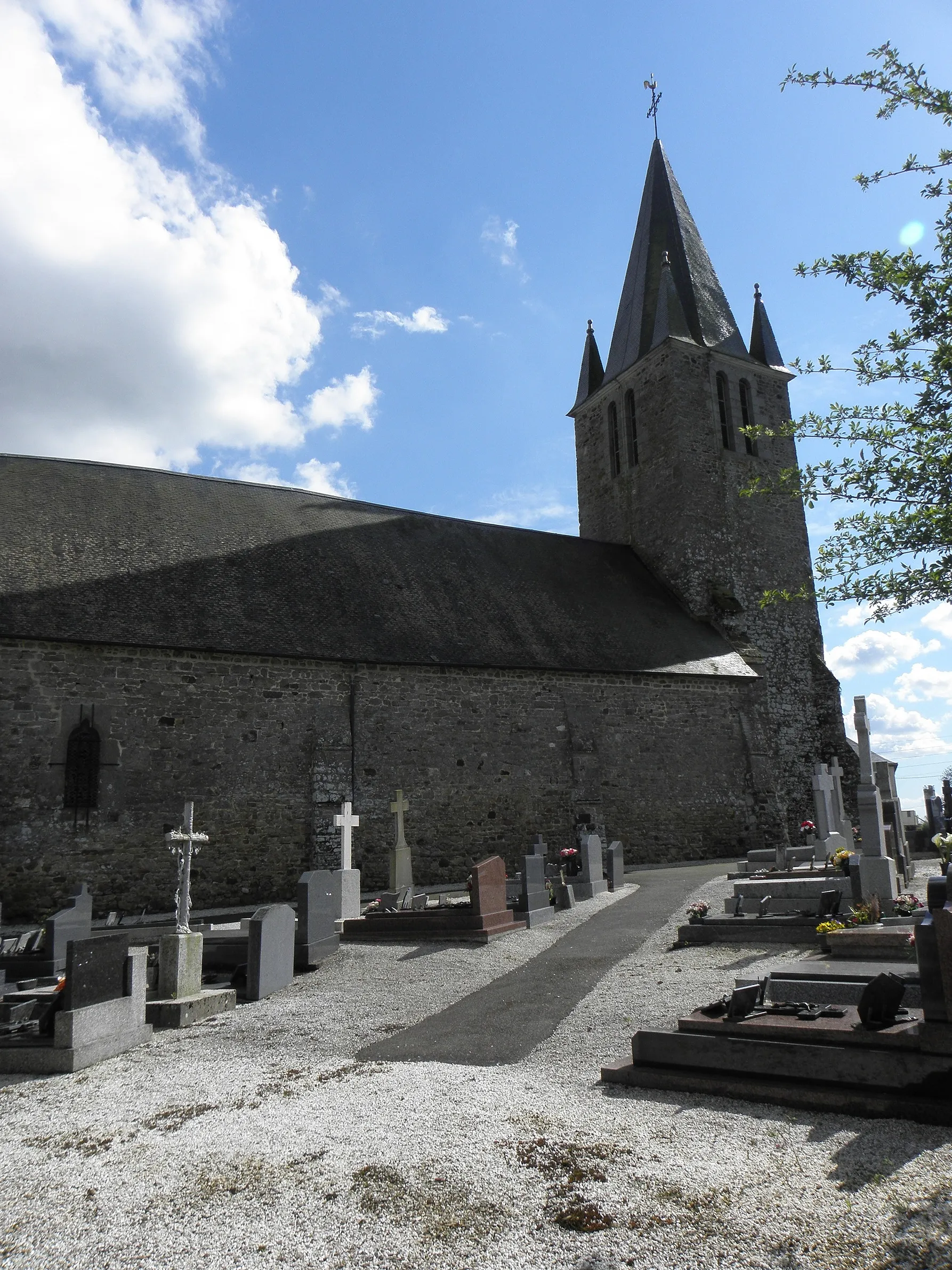 Photo showing: Église Saint-Pierre de Dompierre-du-Chemin (35). Vue septentrionale.