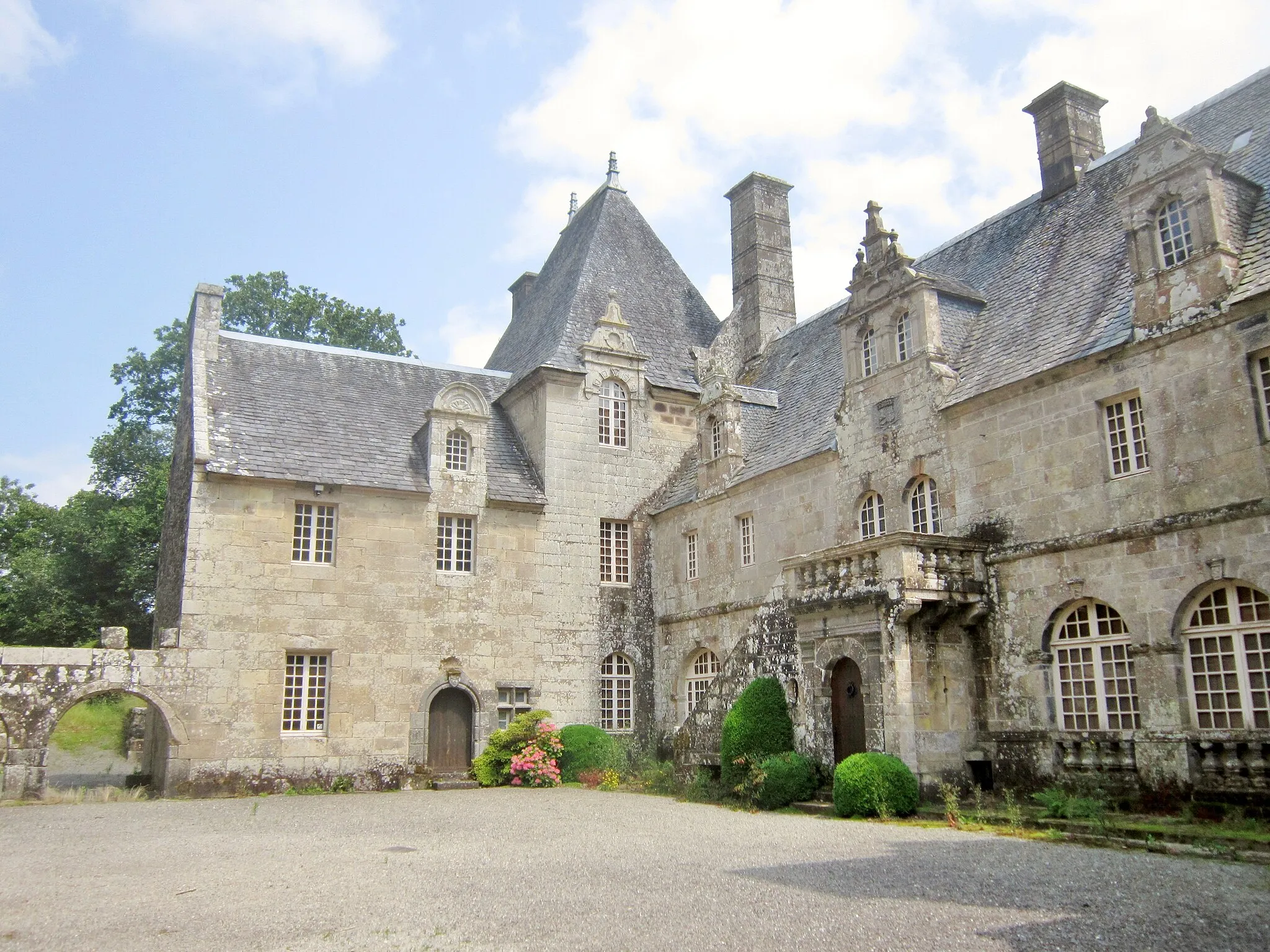 Photo showing: Logonna-Daoulas : le château de Rosmorduc vu depuis le portail d'entrée.