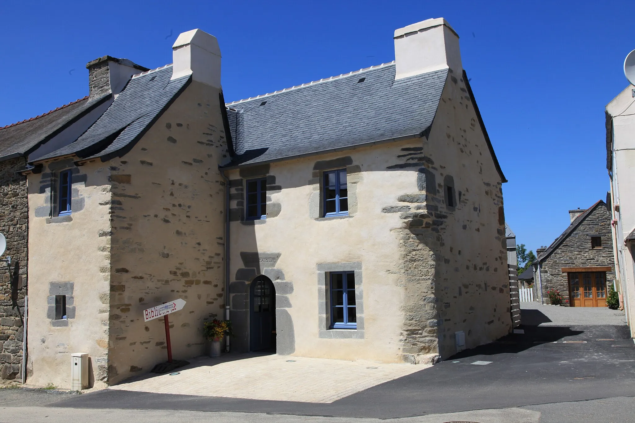 Photo showing: 1675. La plus vieille maison, a été mairie, prison, café, puis transformée en bibliothèque en 2010.