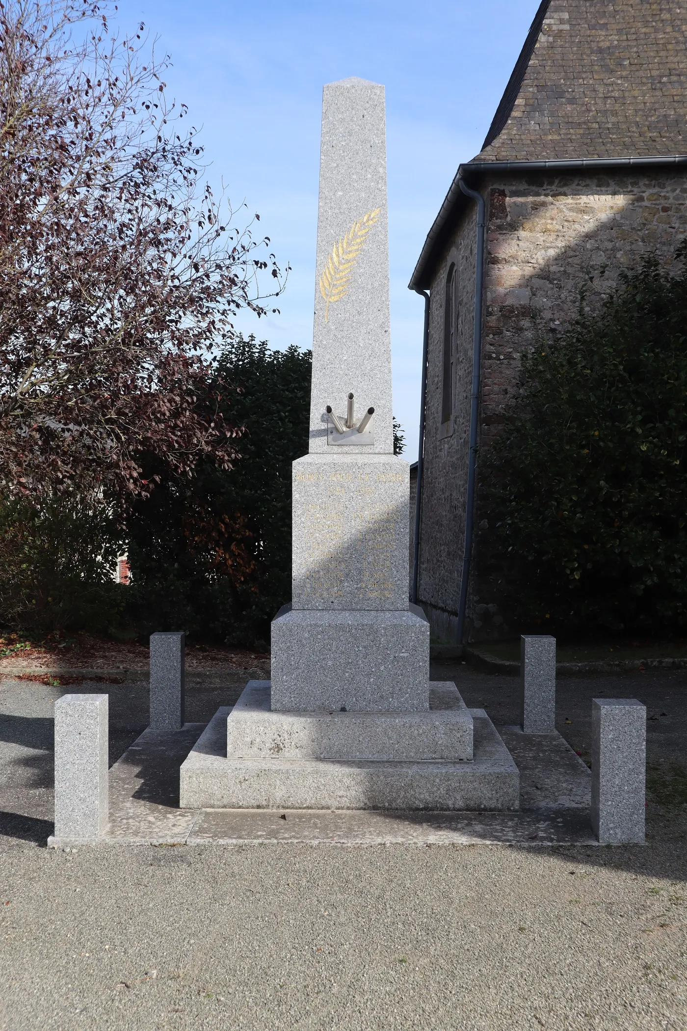 Photo showing: Monument aux morts de Sainte-Colombe (35).