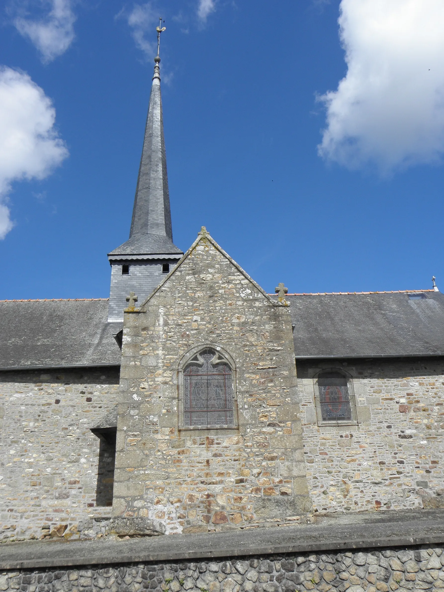 Photo showing: Église Saint-Martin de Vendel (35). Clocher médian et croisillon sud.