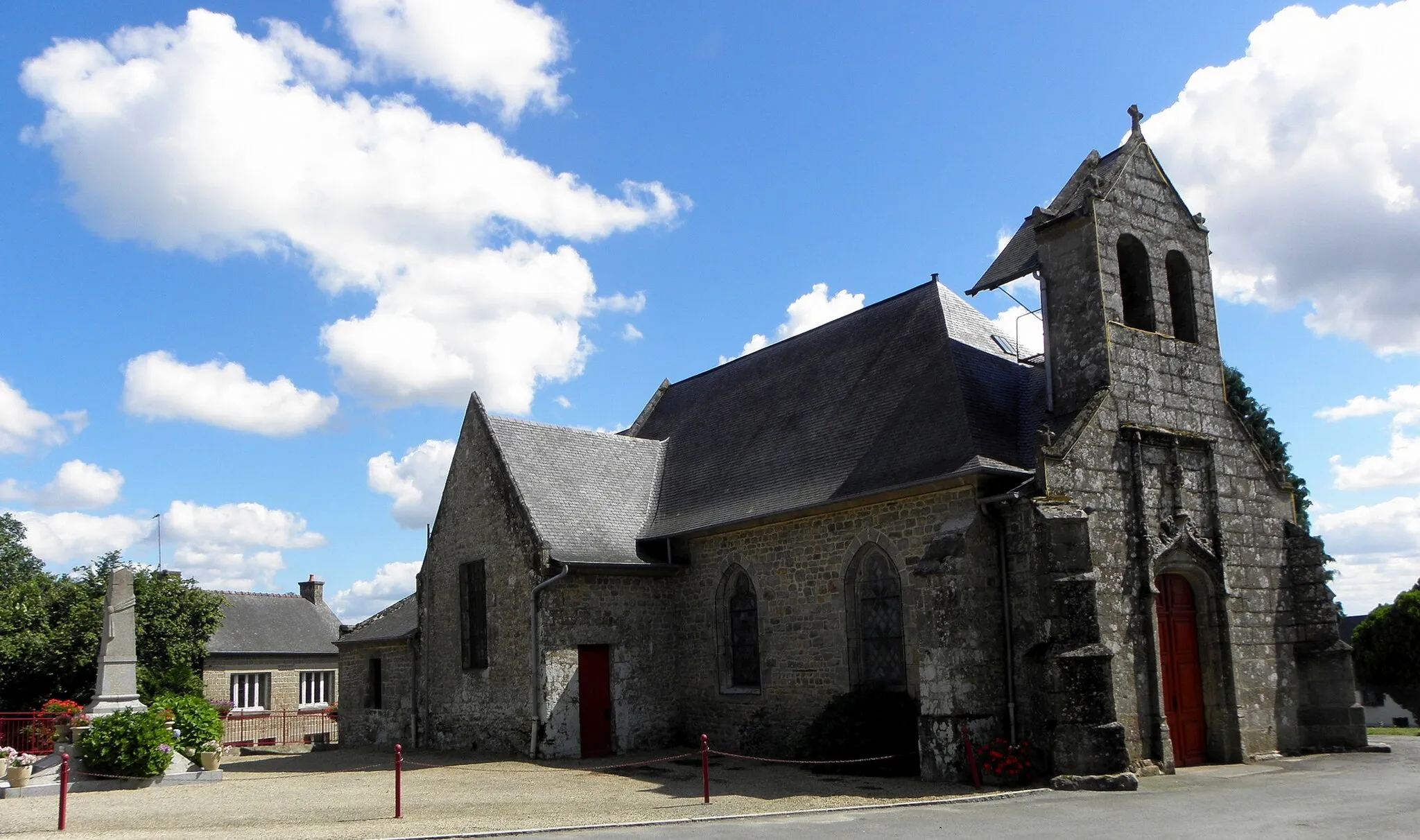 Photo showing: Église Saint-Aubert de La Chapelle-Saint-Aubert (35). Façade occidentale et flanc nord.