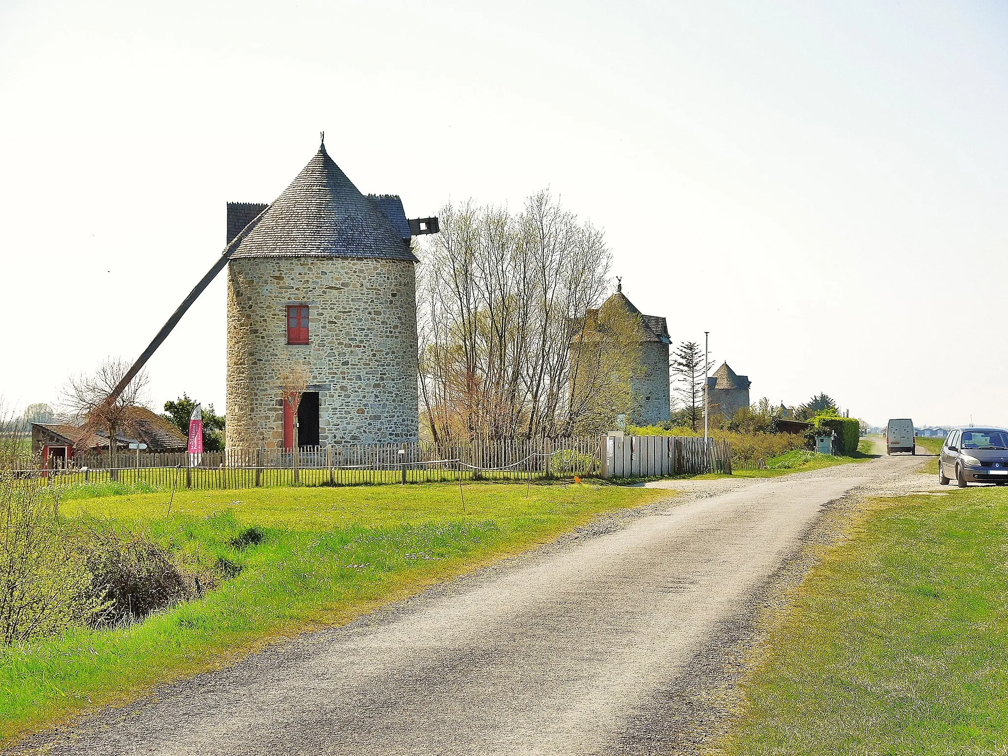 Photo showing: Cherrueix. Route de Cancale, bordée d'anciens moulins à vent.