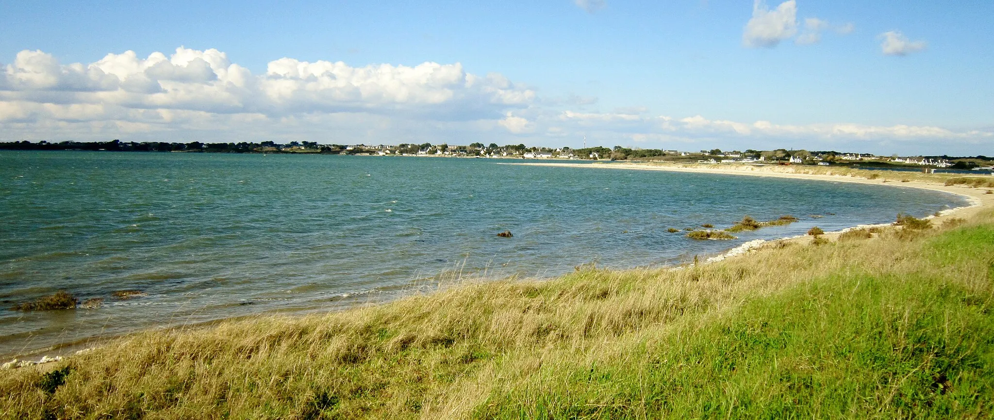 Photo showing: La Baie de Plouharnel  à marée haute : la Pointe de Pen er Lé et, à l'arrière-plan, la presqu'île de Quiberon