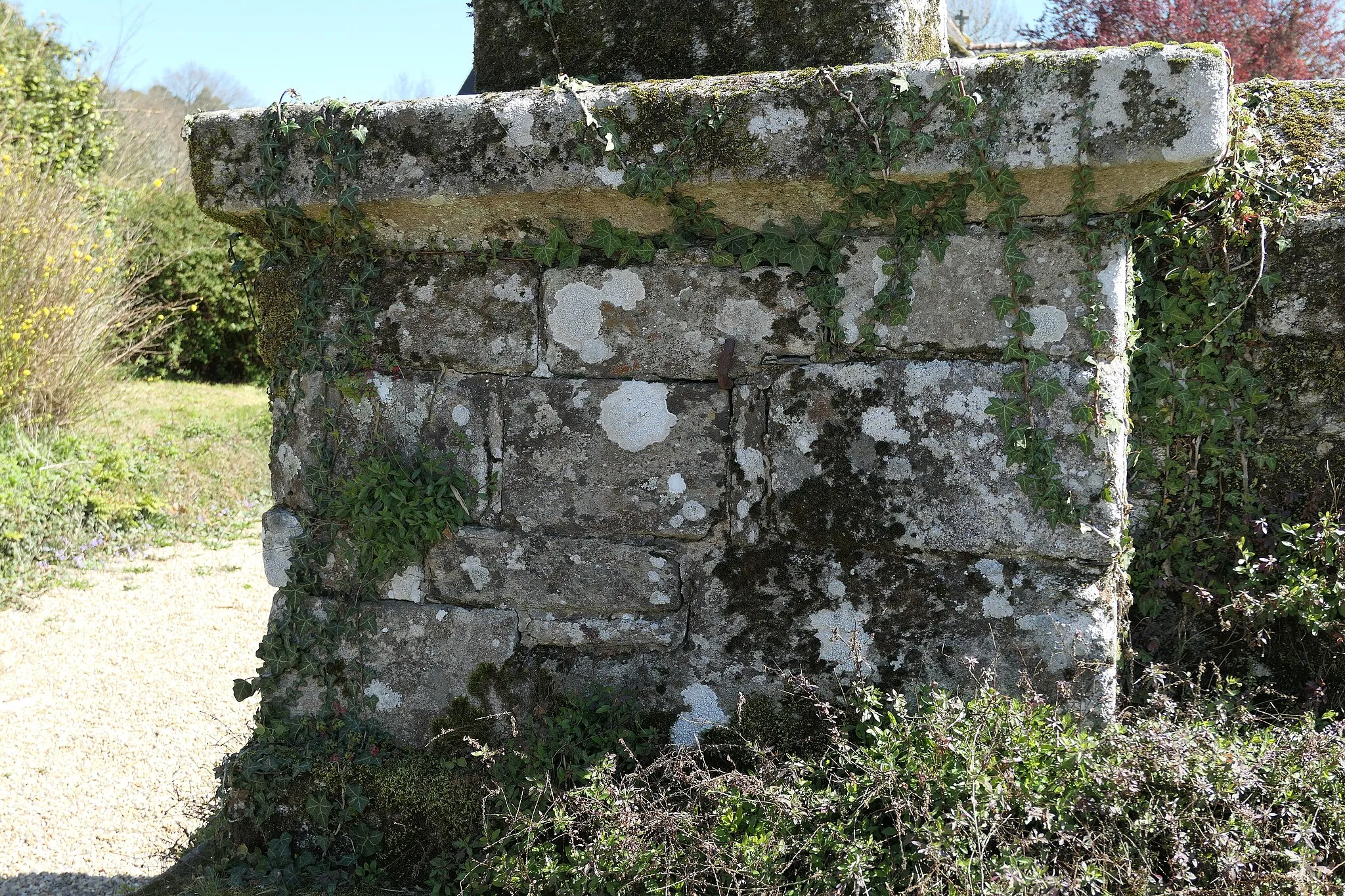 Photo showing: Calvary of Bizole, in Treffléan (Morbihan, France) : base from west