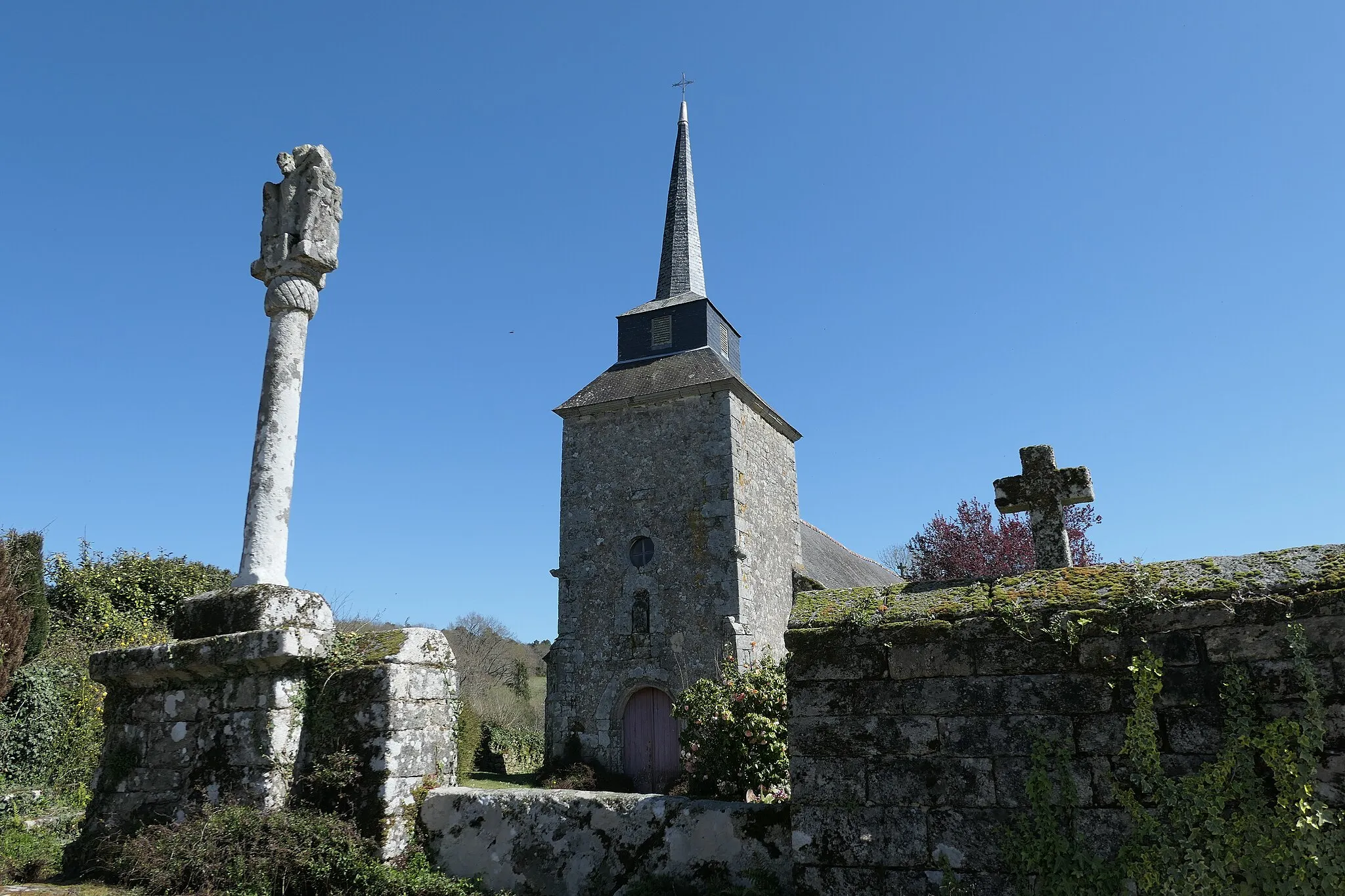 Photo showing: Calvary and church of Bizole, in Treffléan (Morbihan, France), from west