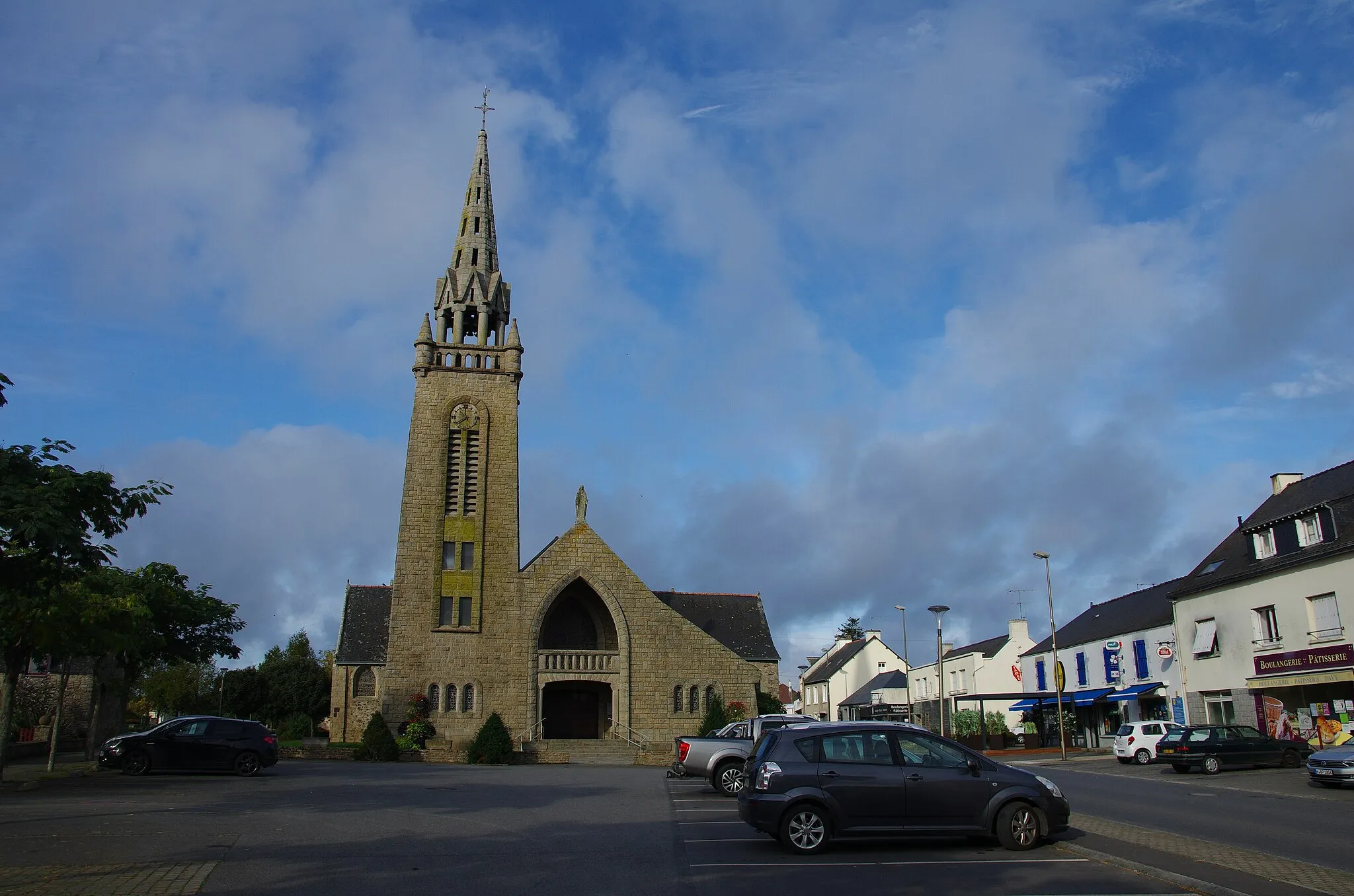 Photo showing: Façade de l'église de style néo-roman, datant de la Reconstruction.