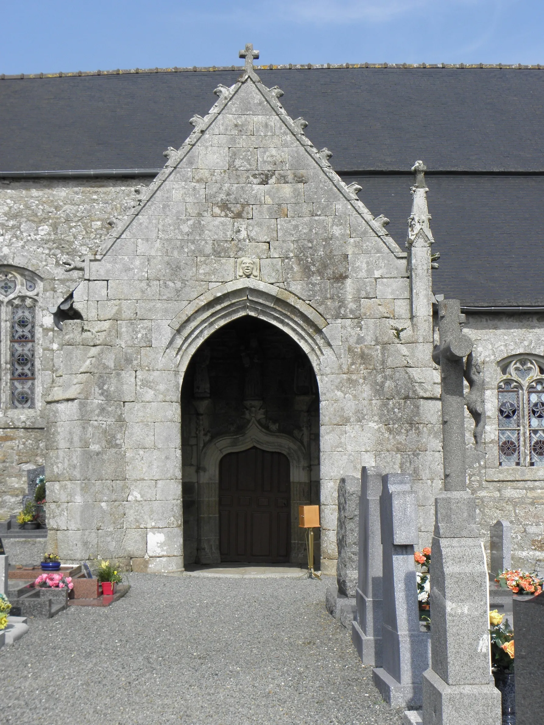 Photo showing: Porche sud de l'église Saint-Pierre à Kerien (22). Extérieur.