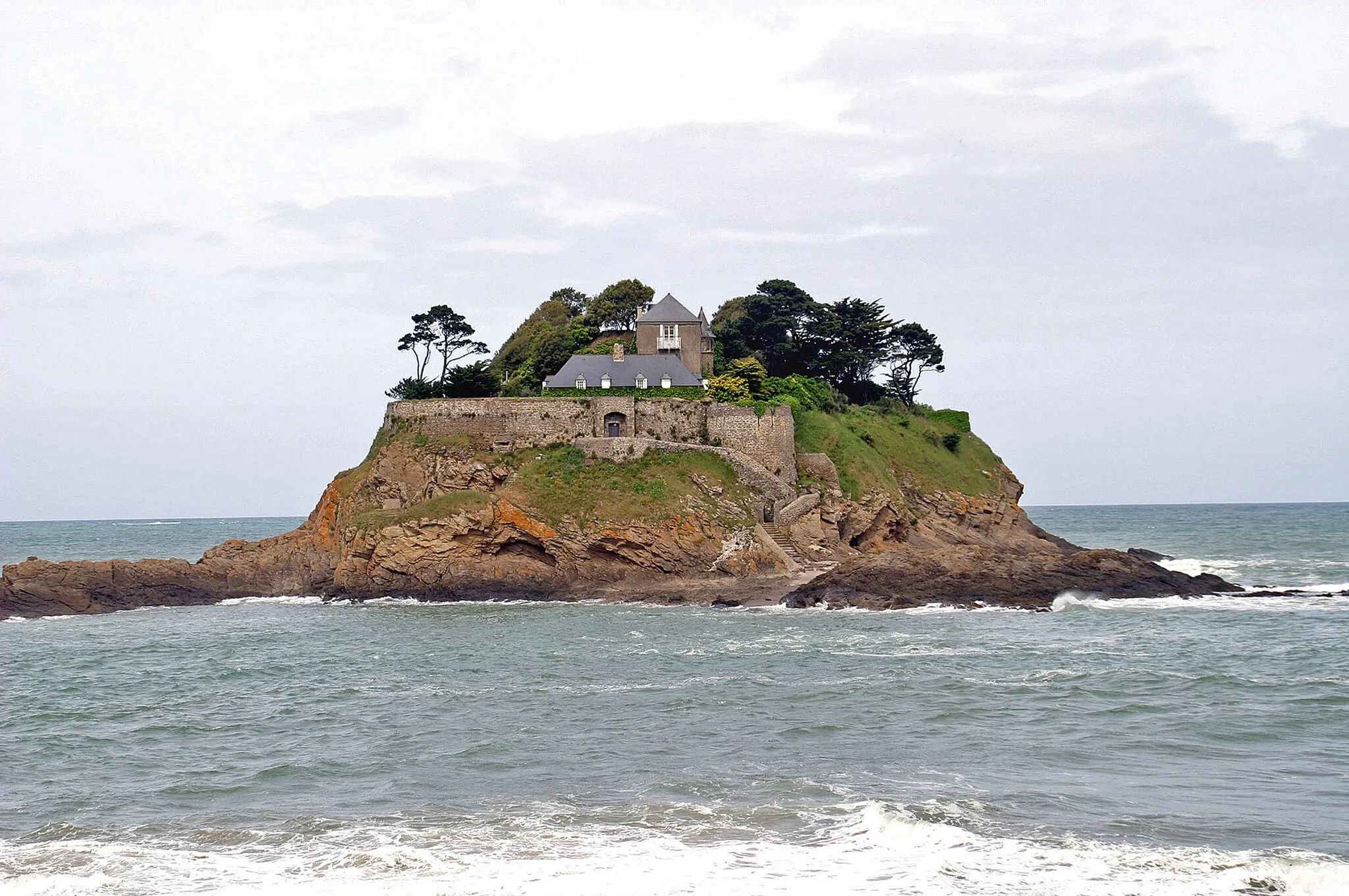 Photo showing: Bucht von Guesclin und Fort Guesclin. Das Ford liegt auf der Insel île du Guesclin in der Bretagne.