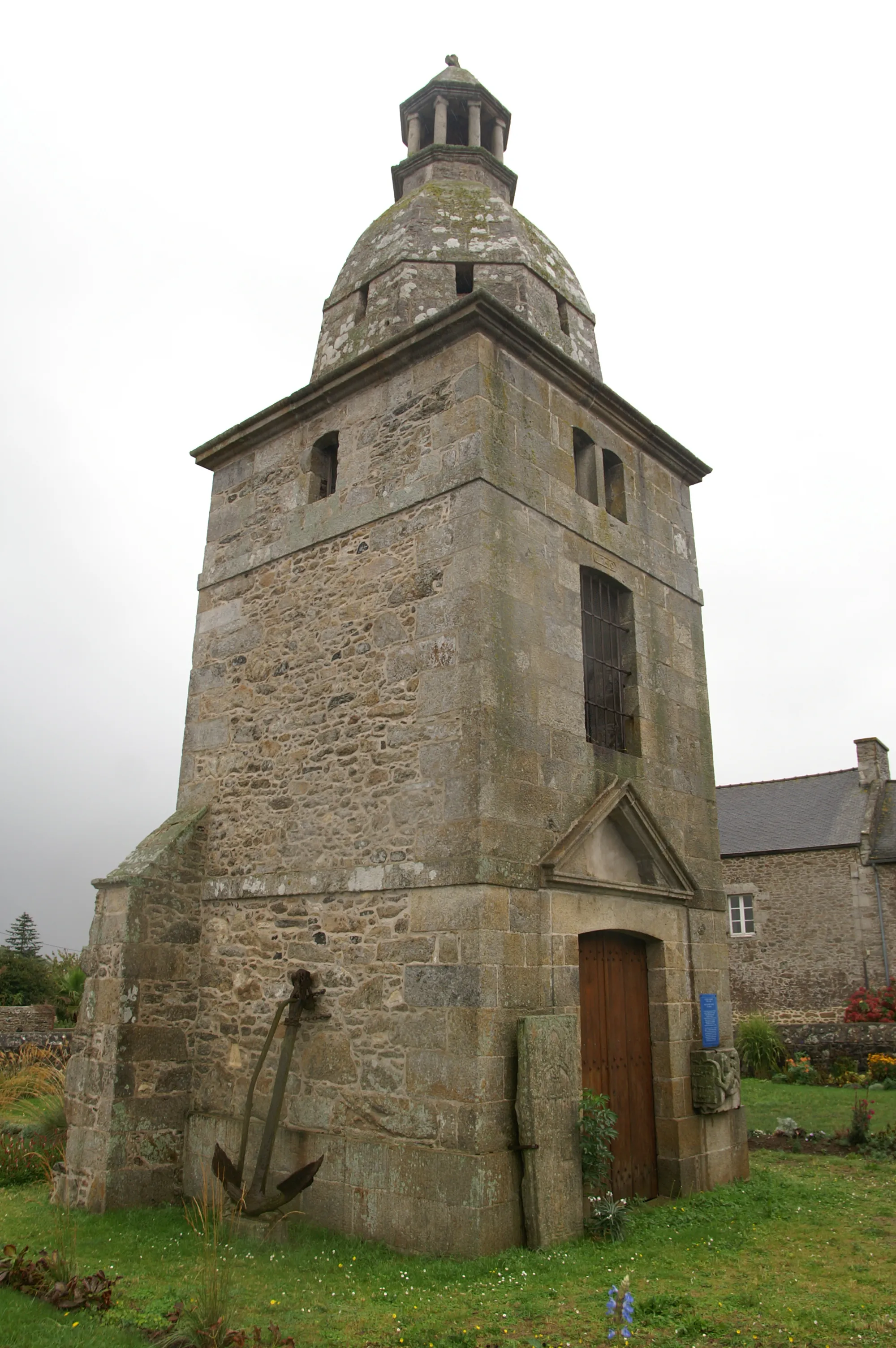 Photo showing: Clocher de la vieille église de Lancieux.