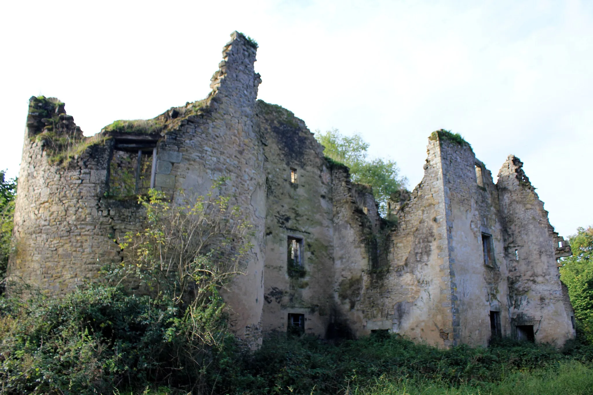 Photo showing: This building is indexed in the base Mérimée, a database of architectural heritage maintained by the French Ministry of Culture, under the reference PA00091378 .