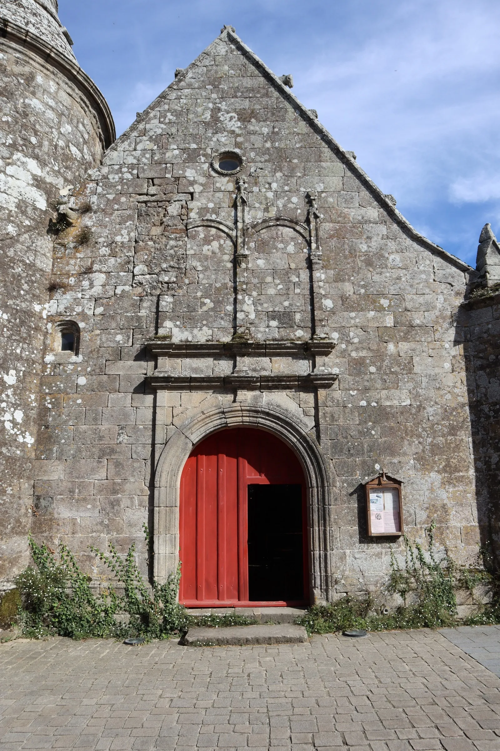 Photo showing: Extérieur de l'église Sainte-Anne au Guerno (56). Façade occidentale.