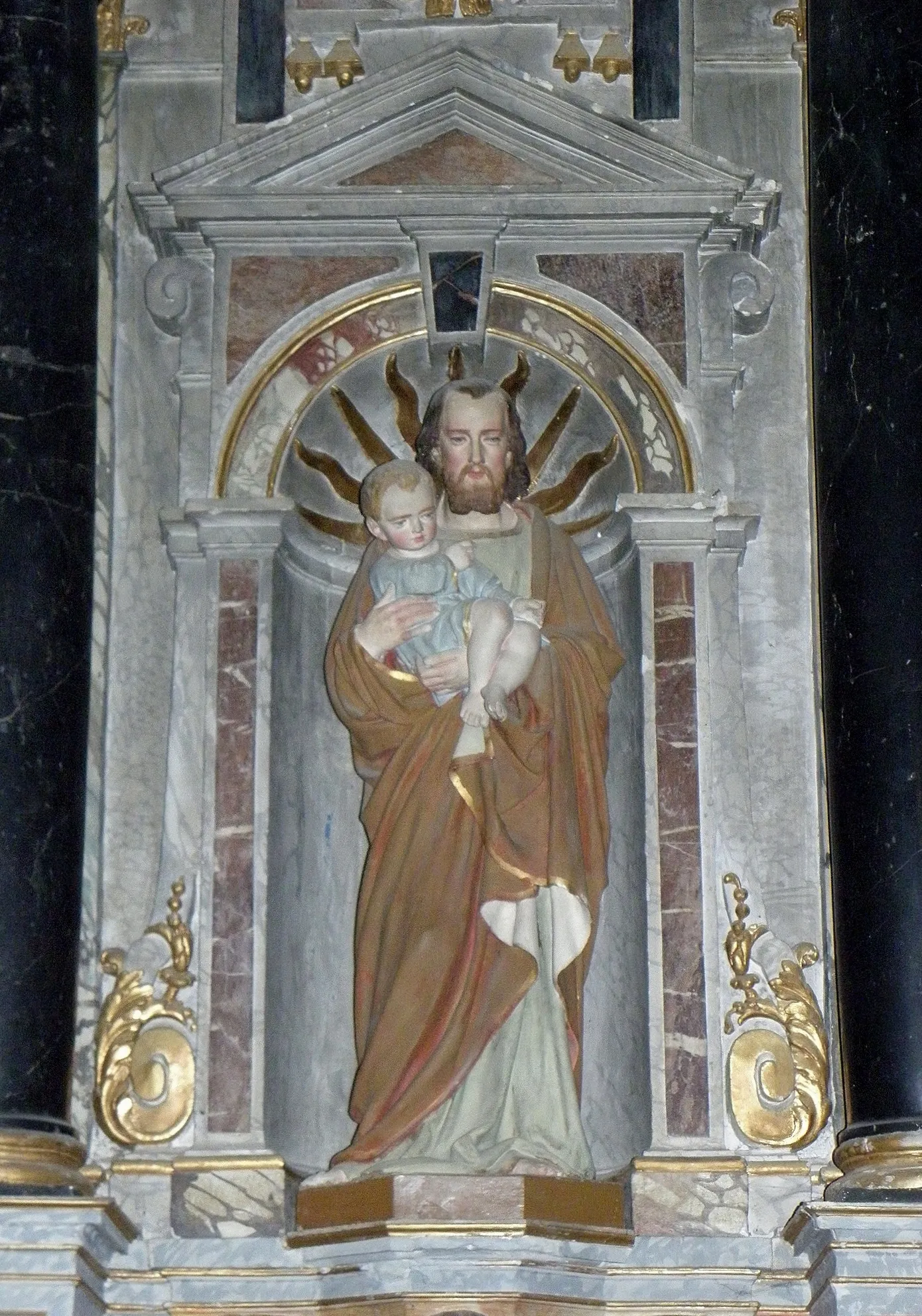 Photo showing: Intérieur de l'église Saint-Martin-de-Tours d'Amanlis (35). Maître-autel et son retable. Statue de Saint-Joseph et l'Enfant Jésus.