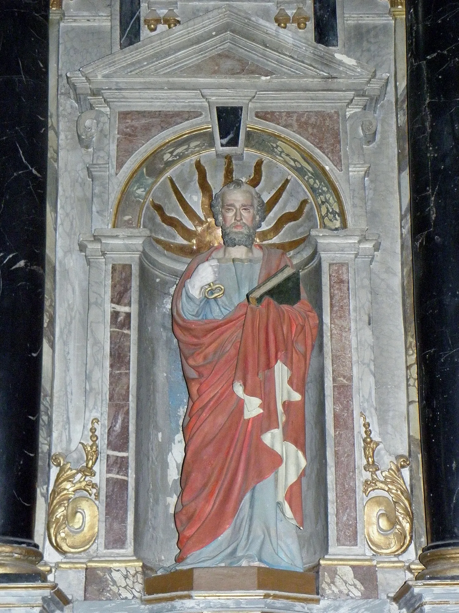 Photo showing: Intérieur de l'église Saint-Martin-de-Tours d'Amanlis (35). Maître-autel et son retable. Statue de Saint-Pierre.