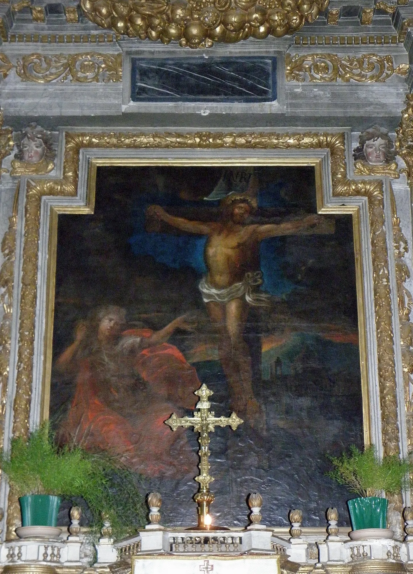 Photo showing: Intérieur de l'église Saint-Martin-de-Tours d'Amanlis (35). Maître-autel et son retable. Sainte-Marie-Madeleine au pied de la Croix.